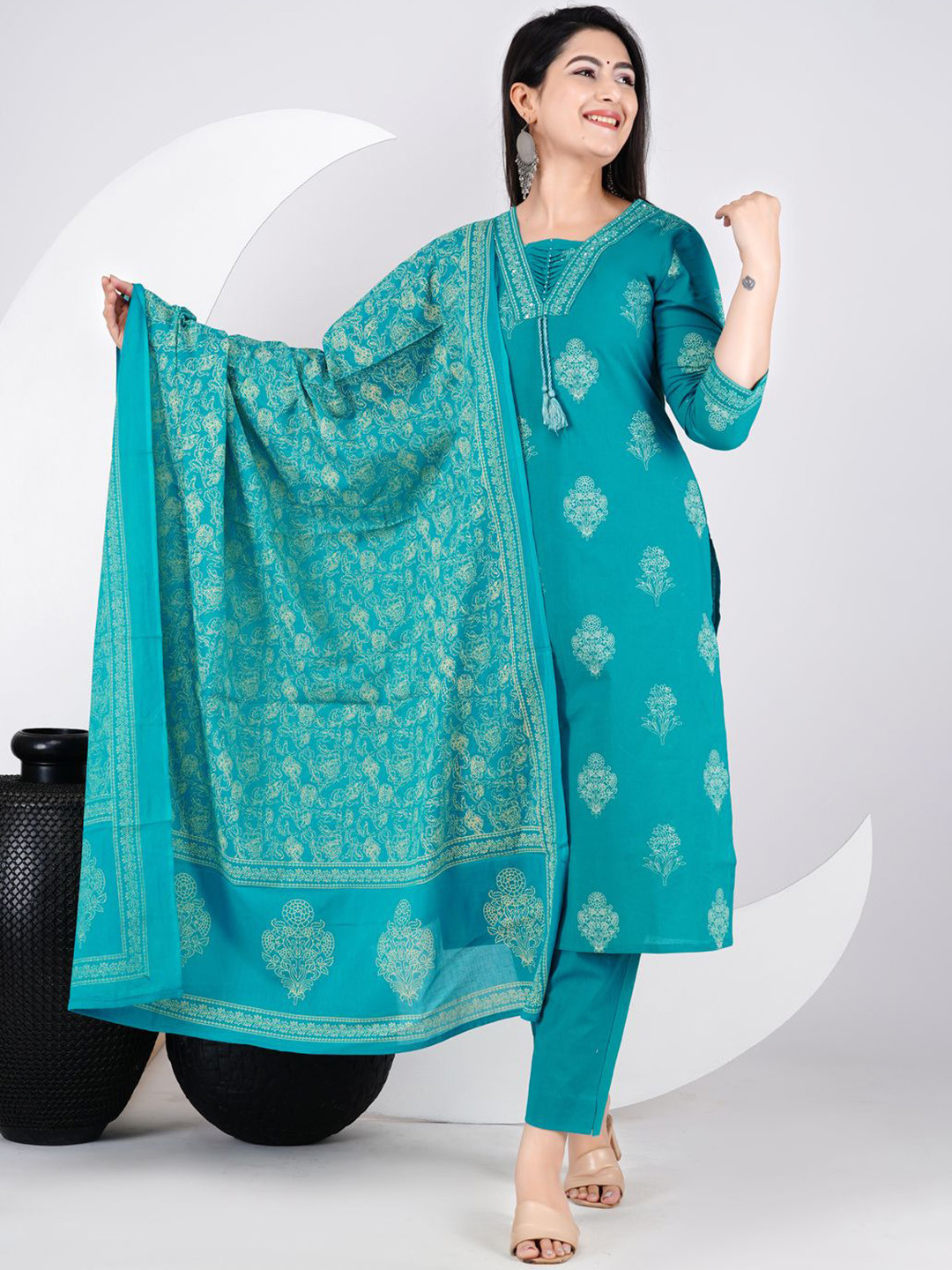 k d fab Women Floral Printed Regular Sequinned Pure Cotton Kurta with Trousers & With Dupatta