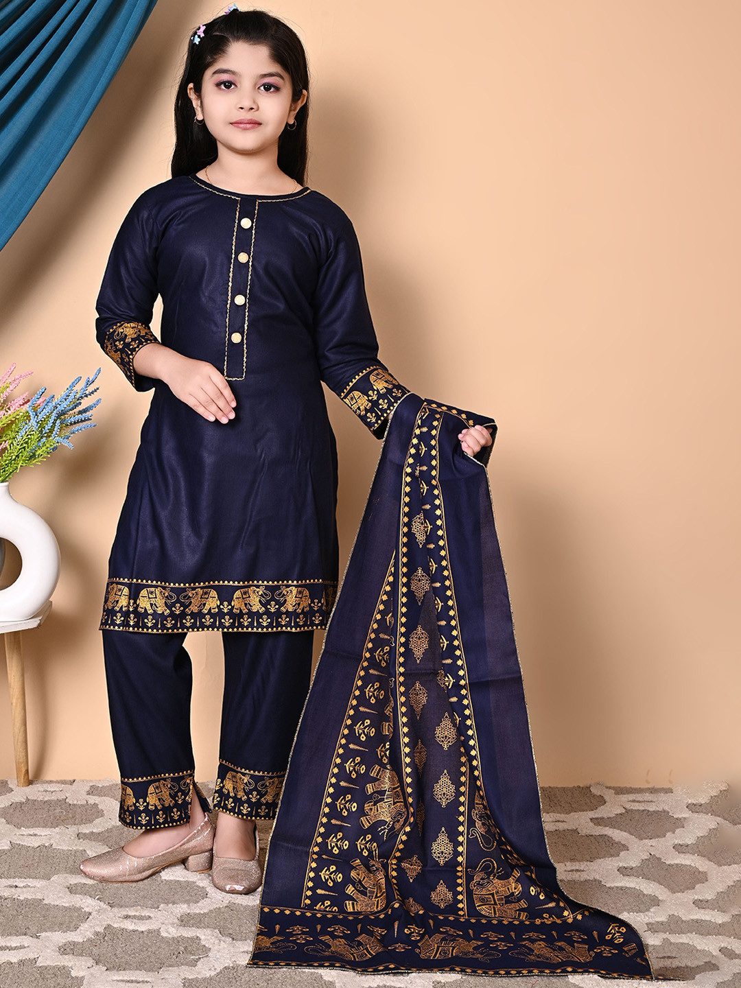 GLAMOUR WORLD GARMENTS Girls Floral Printed Regular Kurta with Trousers & With Dupatta