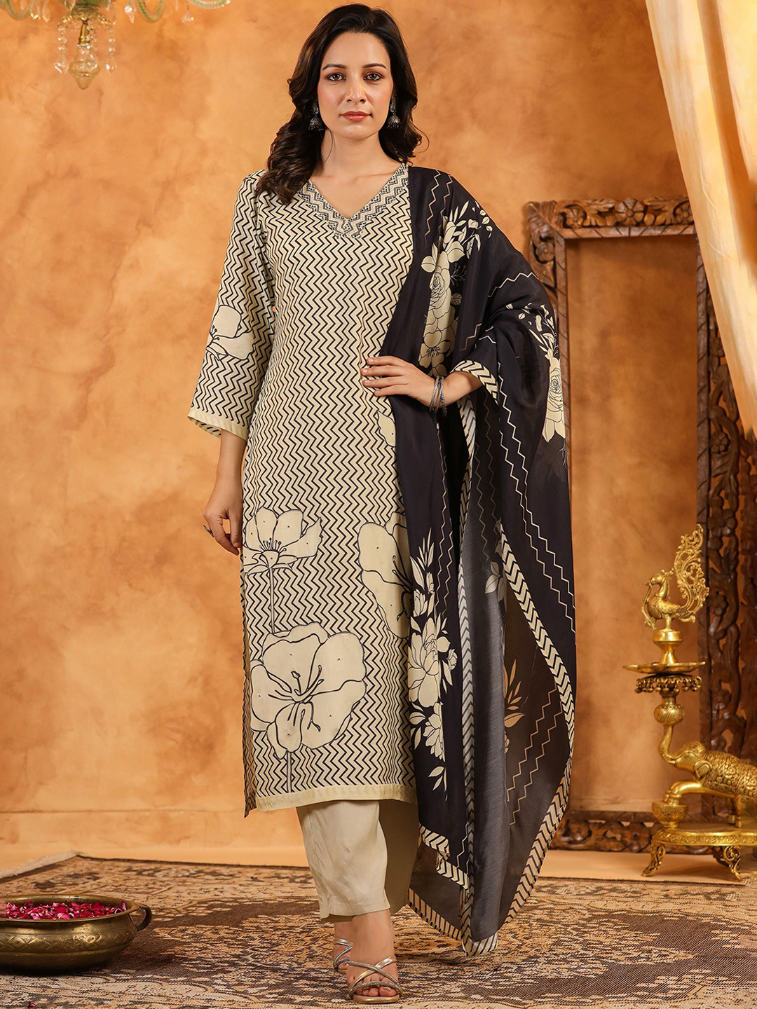 HOUSE OF MORA Women Printed Regular Beads and Stones Kurta with Trousers & With Dupatta