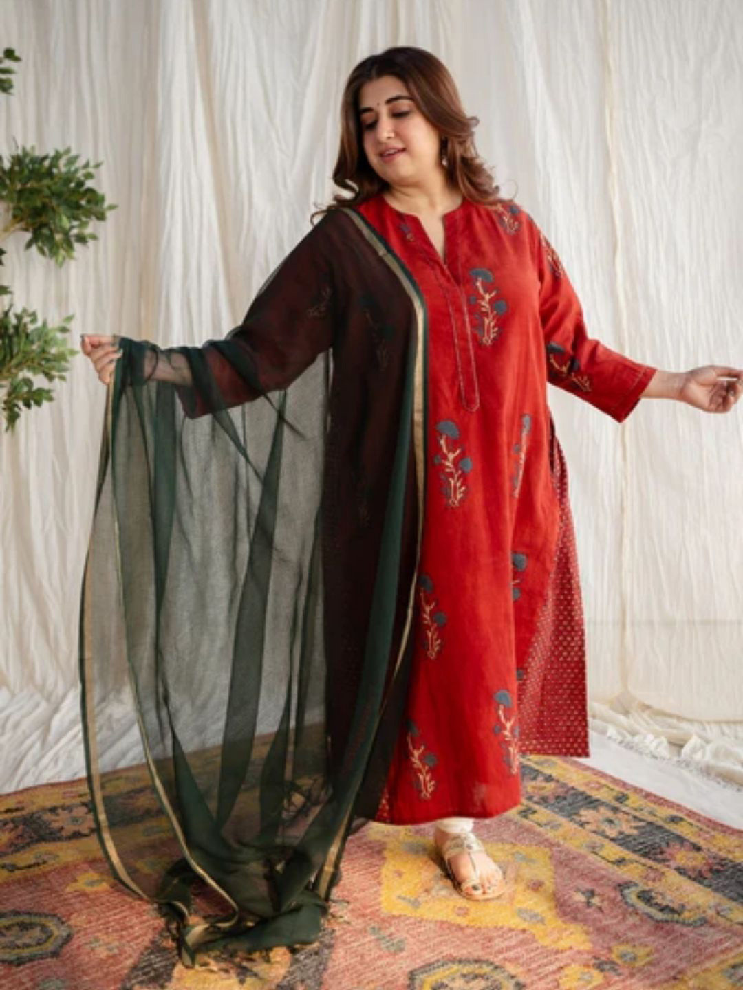 THE INDIAN ETHNIC CO Dark Green Kota Doria Cotton Dupatta