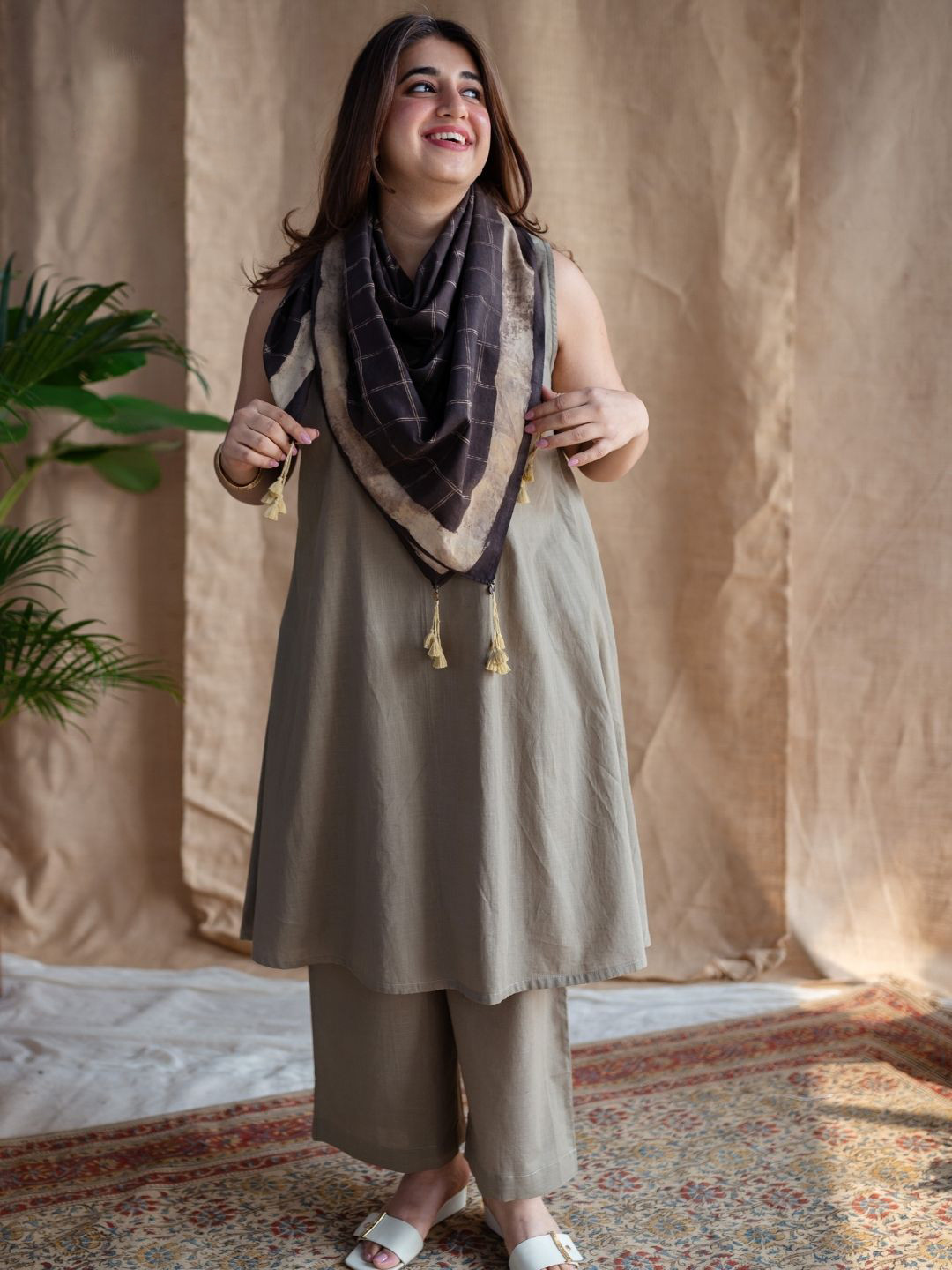 THE INDIAN ETHNIC CO Charcoal Dabu MulMul Cotton Checks Scarf