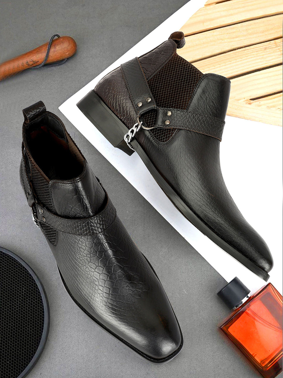 ITALIAN ELEGANZA Men Textured Leather Chelsea Boots With Chain Buckle