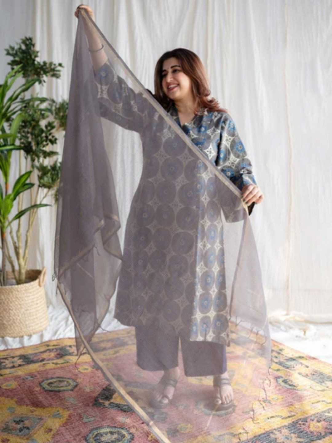 THE INDIAN ETHNIC CO Grey Kota Doria Cotton Dupatta with Gold Zari Border