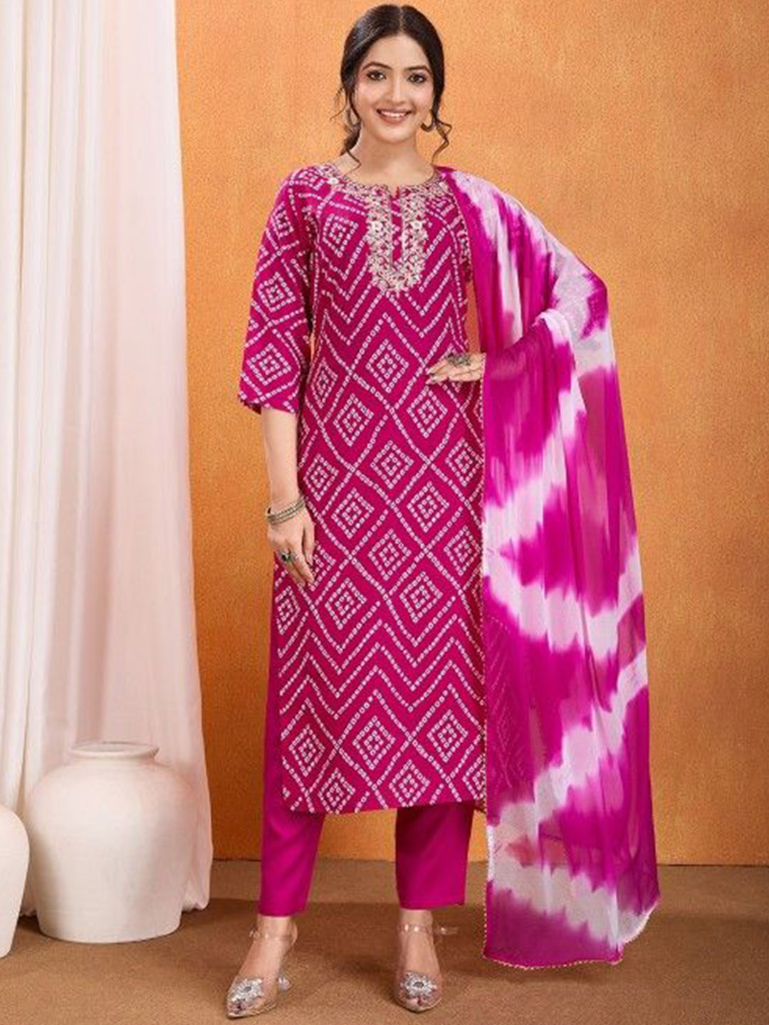MUSKAN CREATION Women Bandhani Printed Regular Gotta Patti Kurti with Trousers & With Dupatta