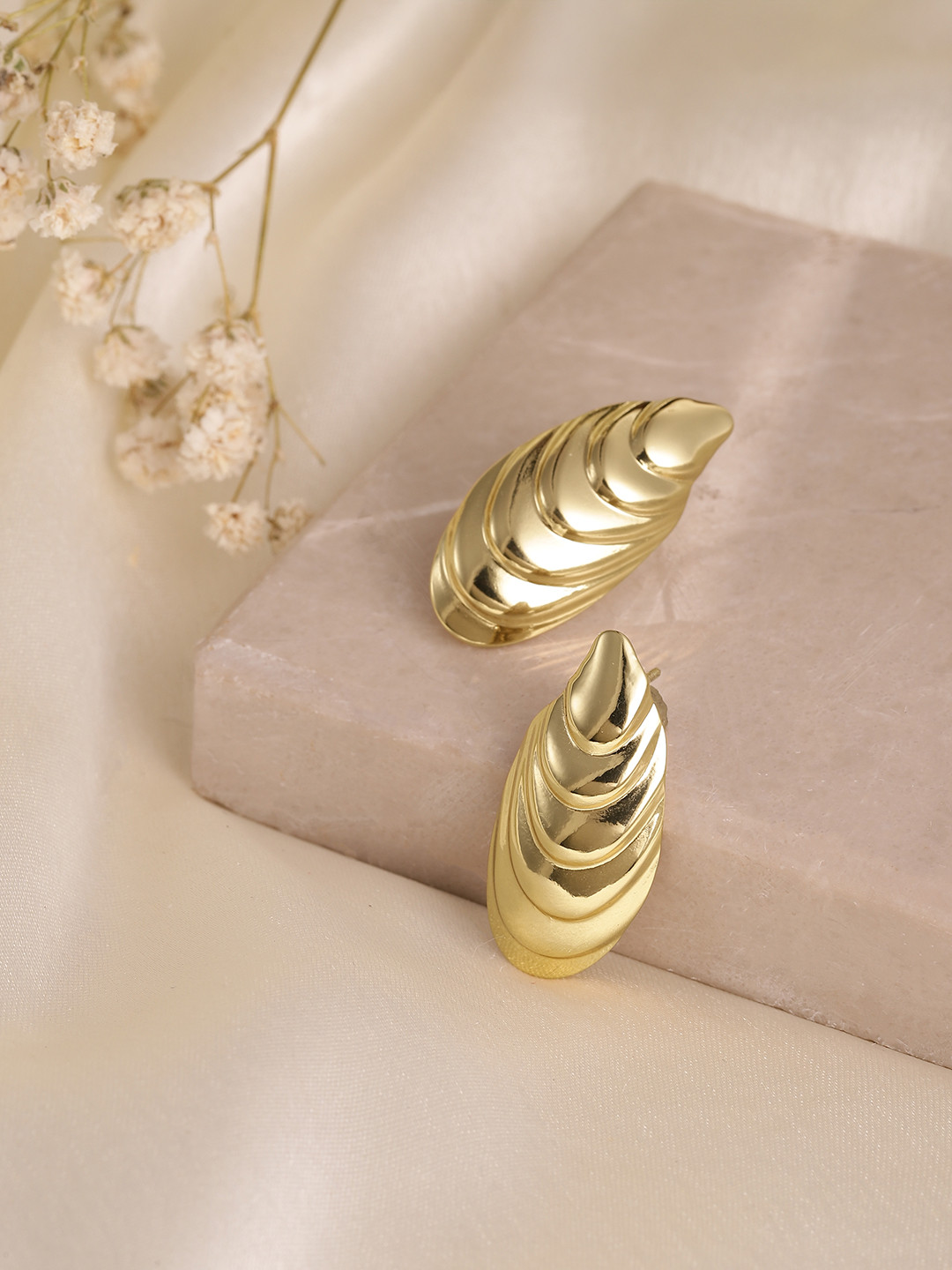 DressBerry Oval Leaf Studs Earrings