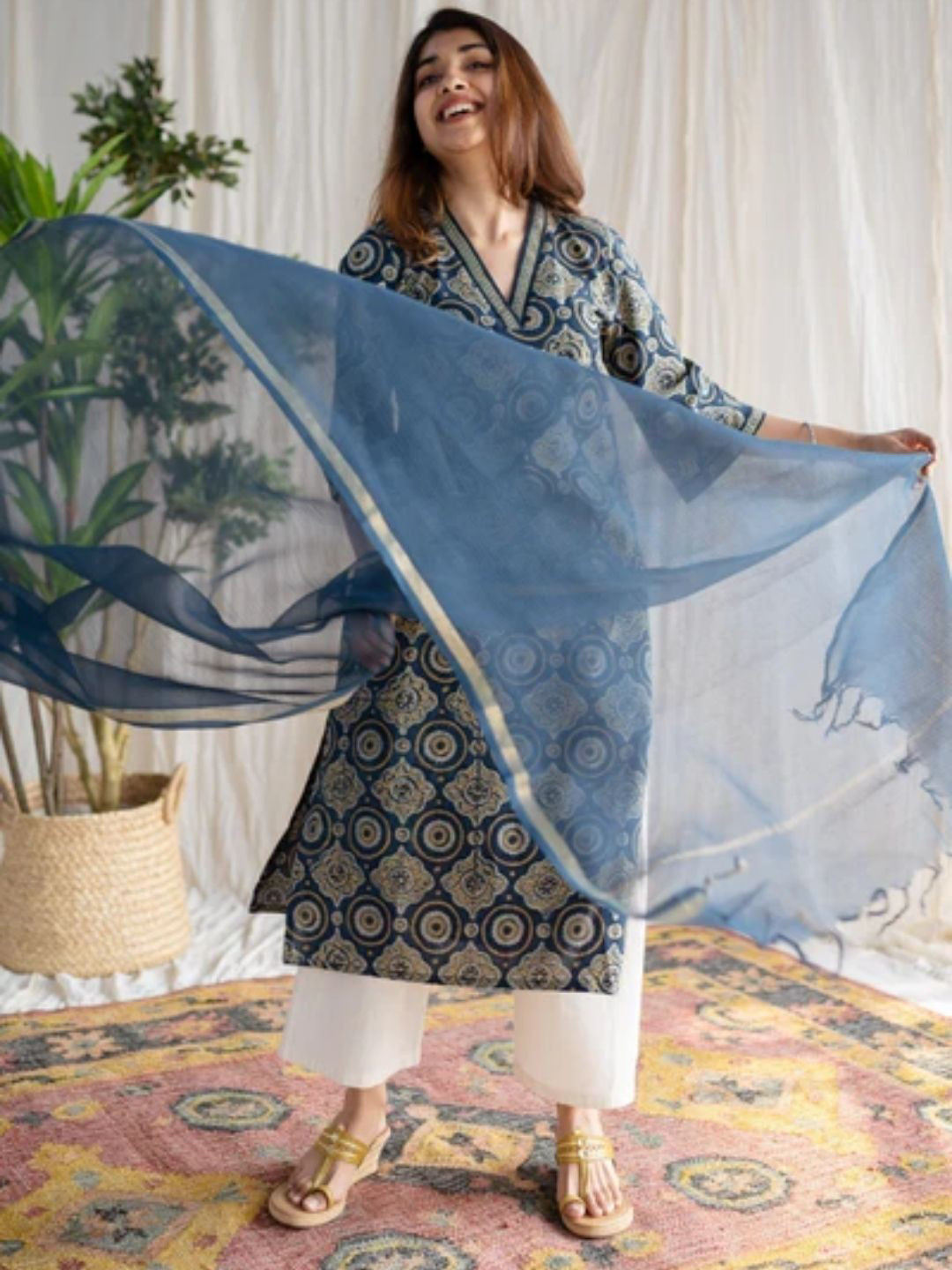 THE INDIAN ETHNIC CO Blue Kota Doria Cotton Dupatta with Gold Zari Border