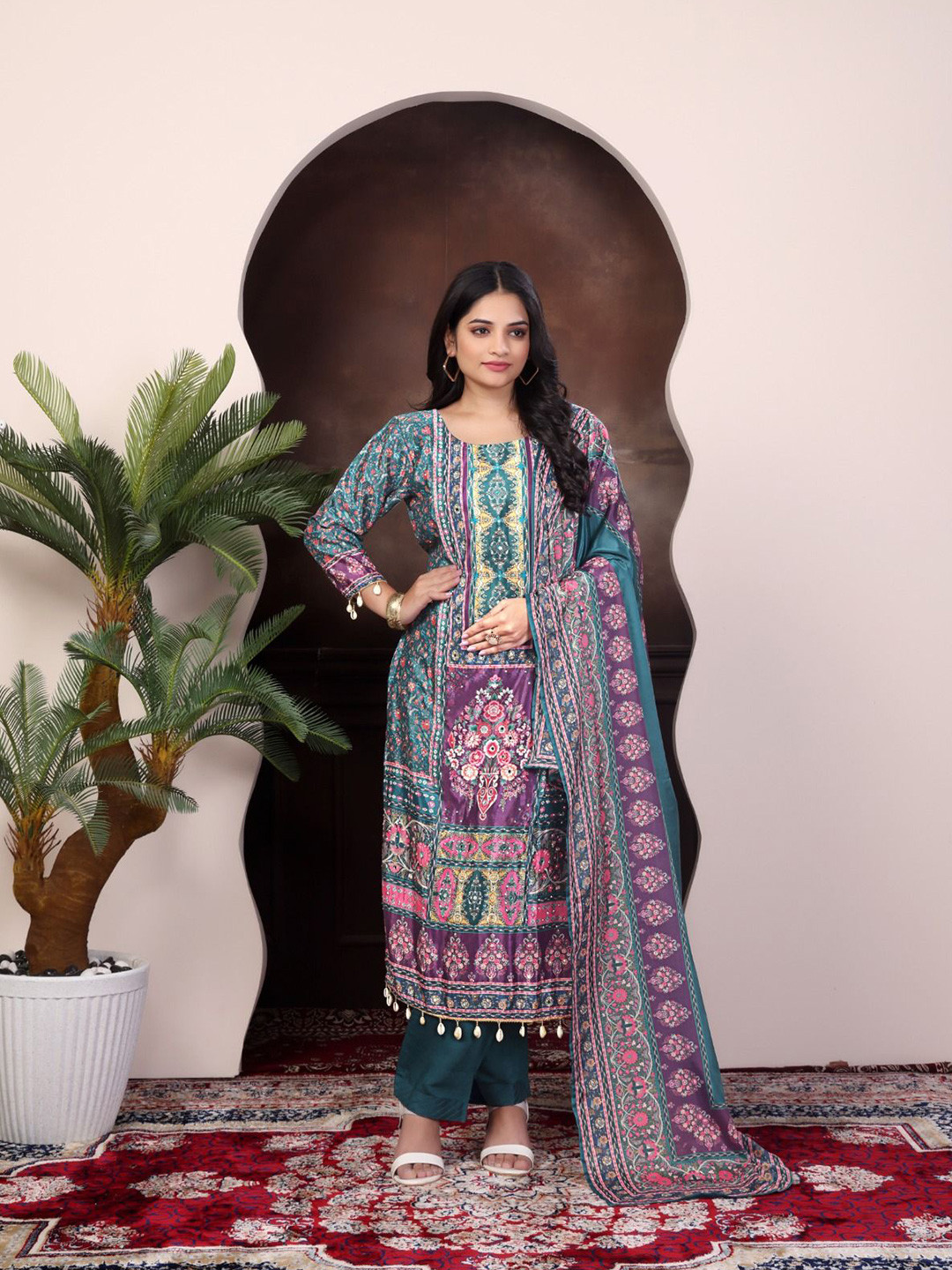 Kudbi Women Floral Printed Straight Kurta & Trousers With Dupatta