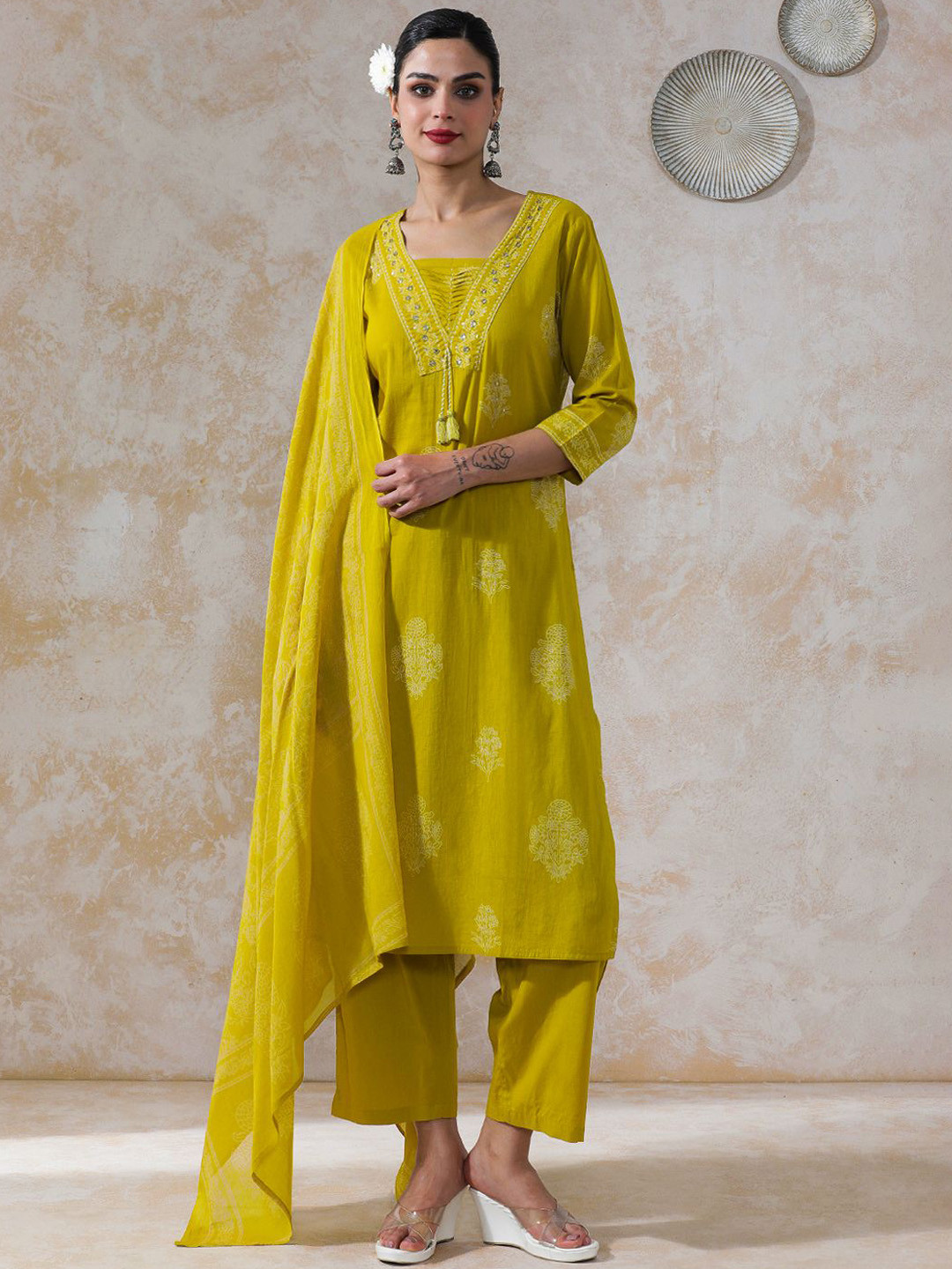 Moara Women Floral Embroidered Regular Beads and Stones Pure Cotton Kurta with Trousers & With Dupatta