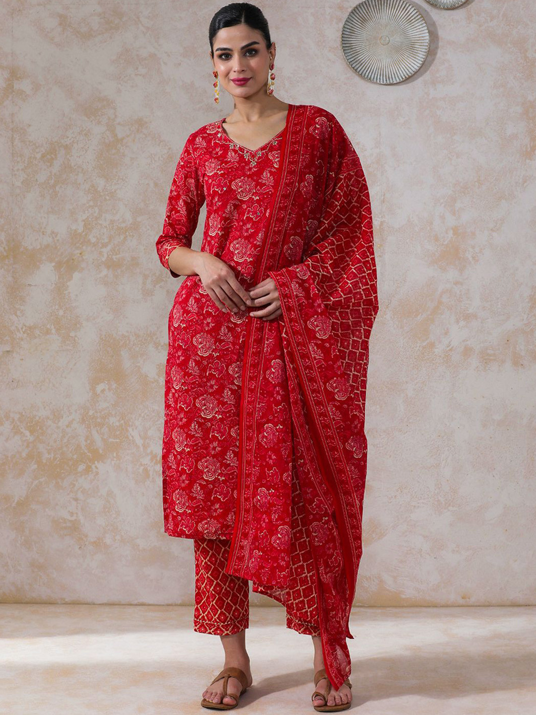 Moara Women Floral Embroidered Regular Beads and Stones Pure Cotton Kurta with Trousers & With Dupatta
