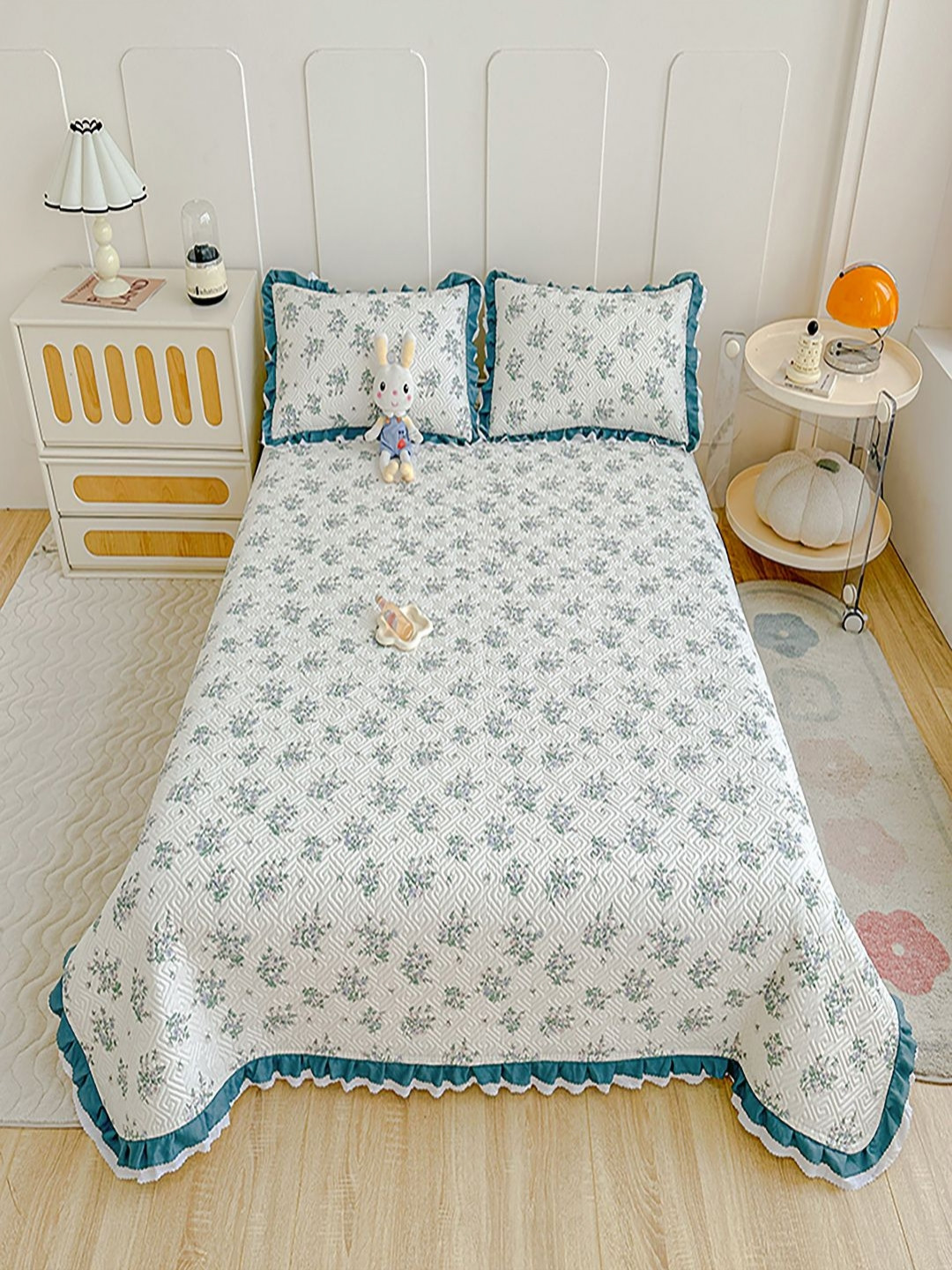 JC HOME White and Blue Printed Cotton 240TC Double Bed Cover With Pillow Covers