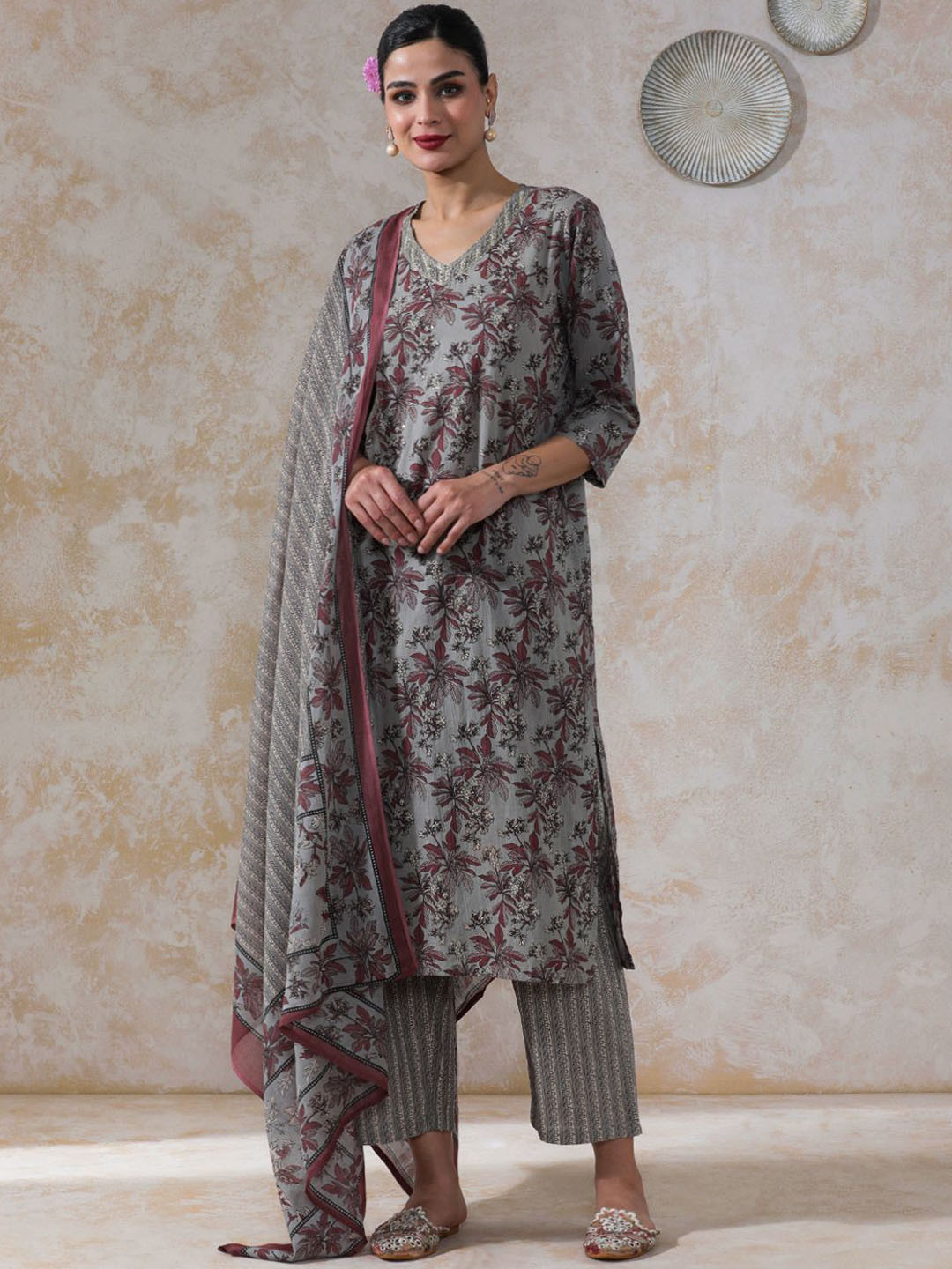 Moara Women Floral Embroidered Regular Beads and Stones Pure Cotton Kurta with Trousers & With Dupatta