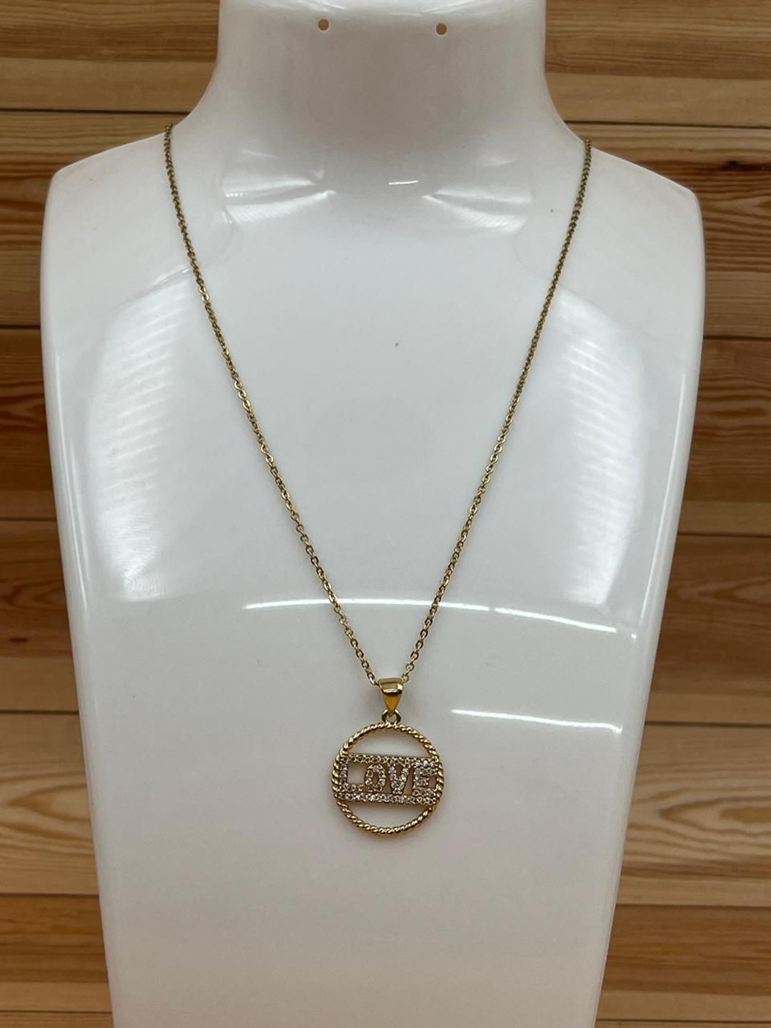 DRAMATIC EFFECT Gold-Plated Circular Pendants with Chains