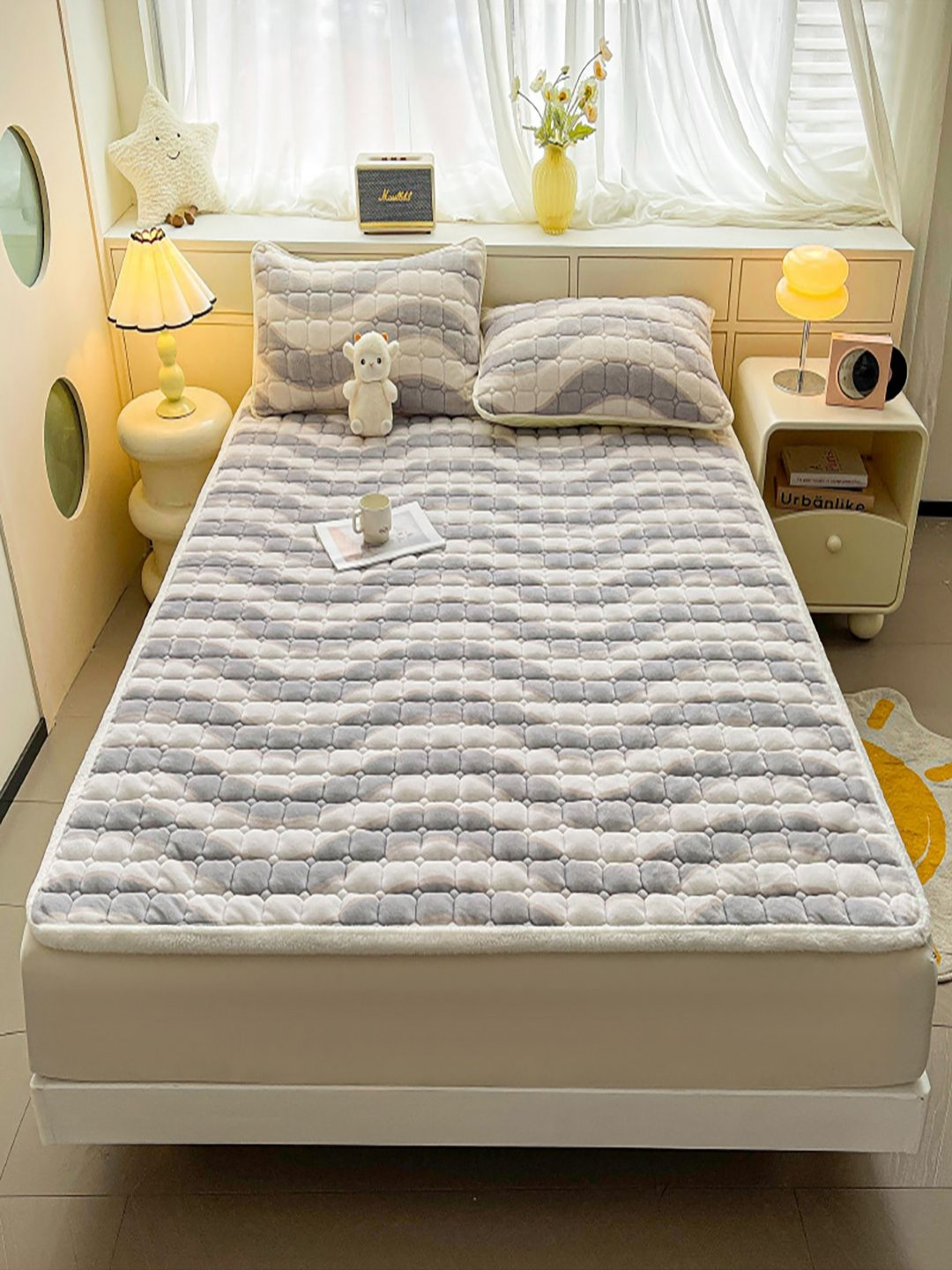 JC HOME Awning White Geometric Polycotton 150 TC King Bedsheet with 2 Pillow Covers-71 x 79 inches