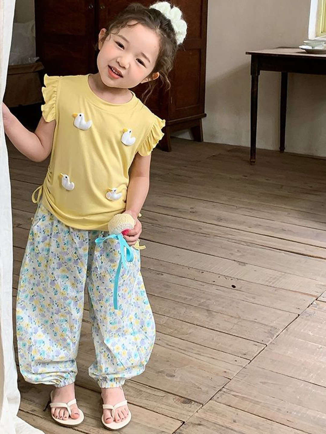 LULU & SKY Girls Low-Rise Mildly Distressed Jeans