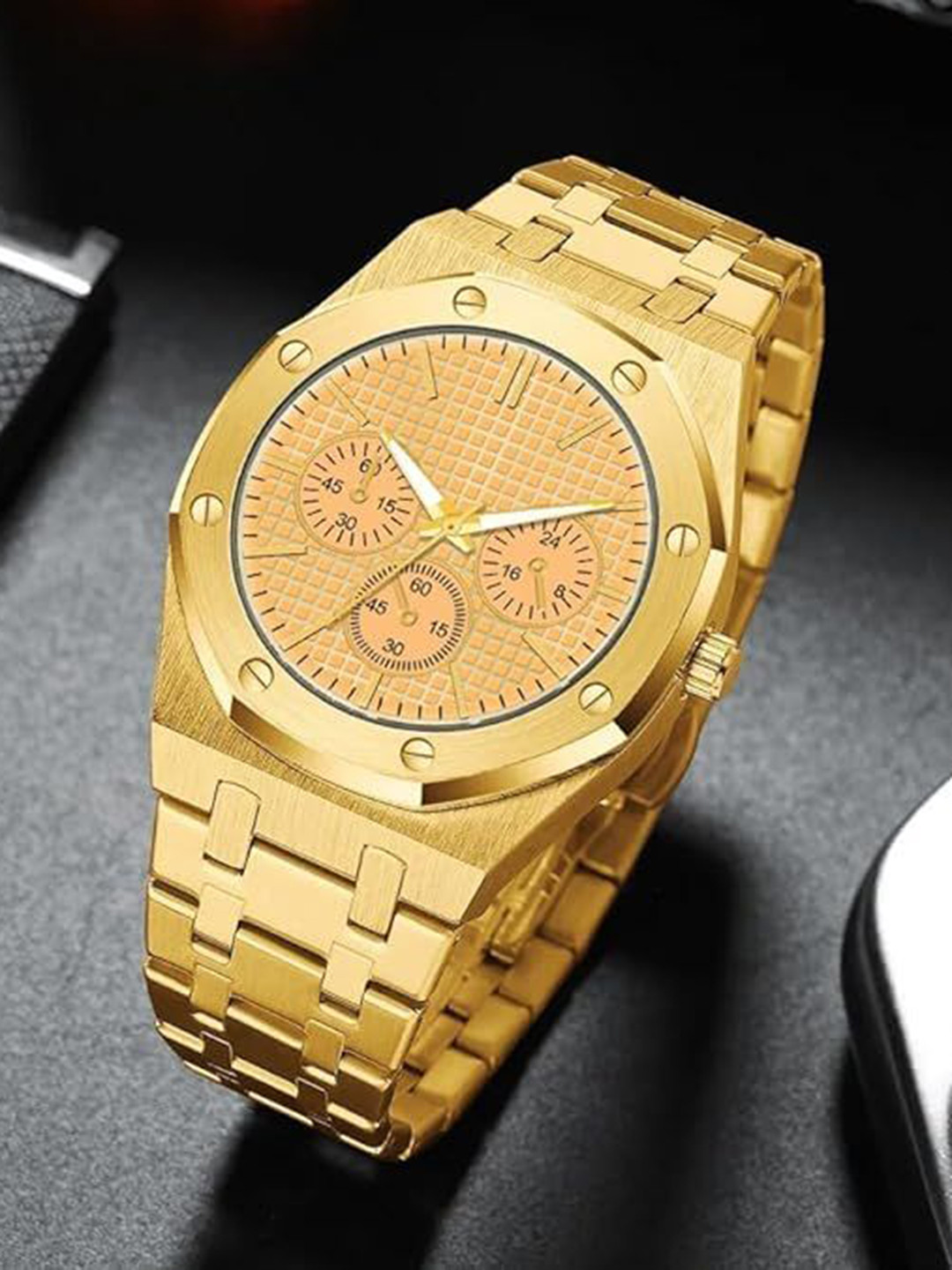THE SHOPOHOLIC Men Embellished Dial & Stainless Steel Bracelet Style Straps Analogue Watch Hub-Gold