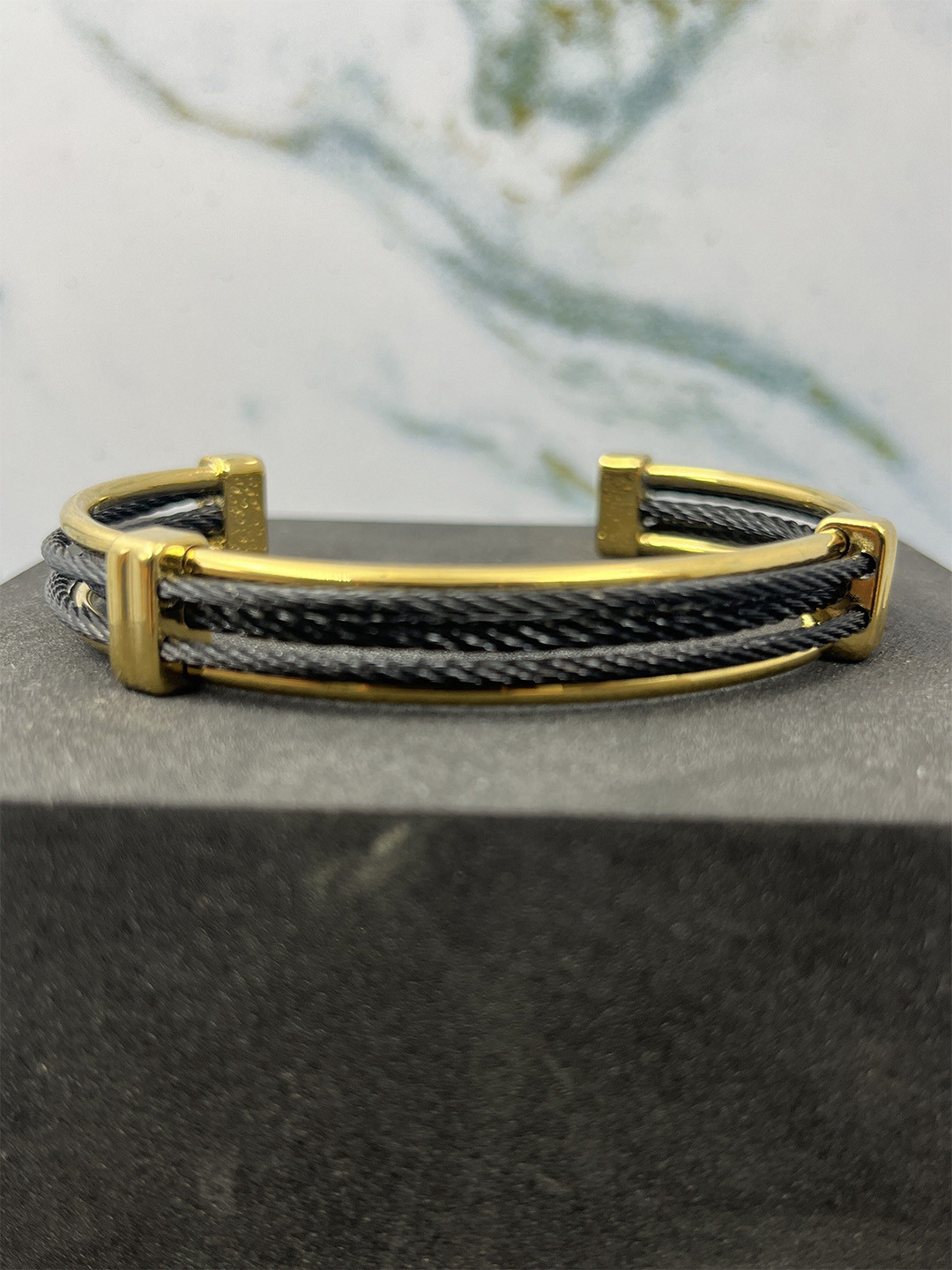 DRAMATIC EFFECT Unisex Gold-Plated Cuff Bracelet