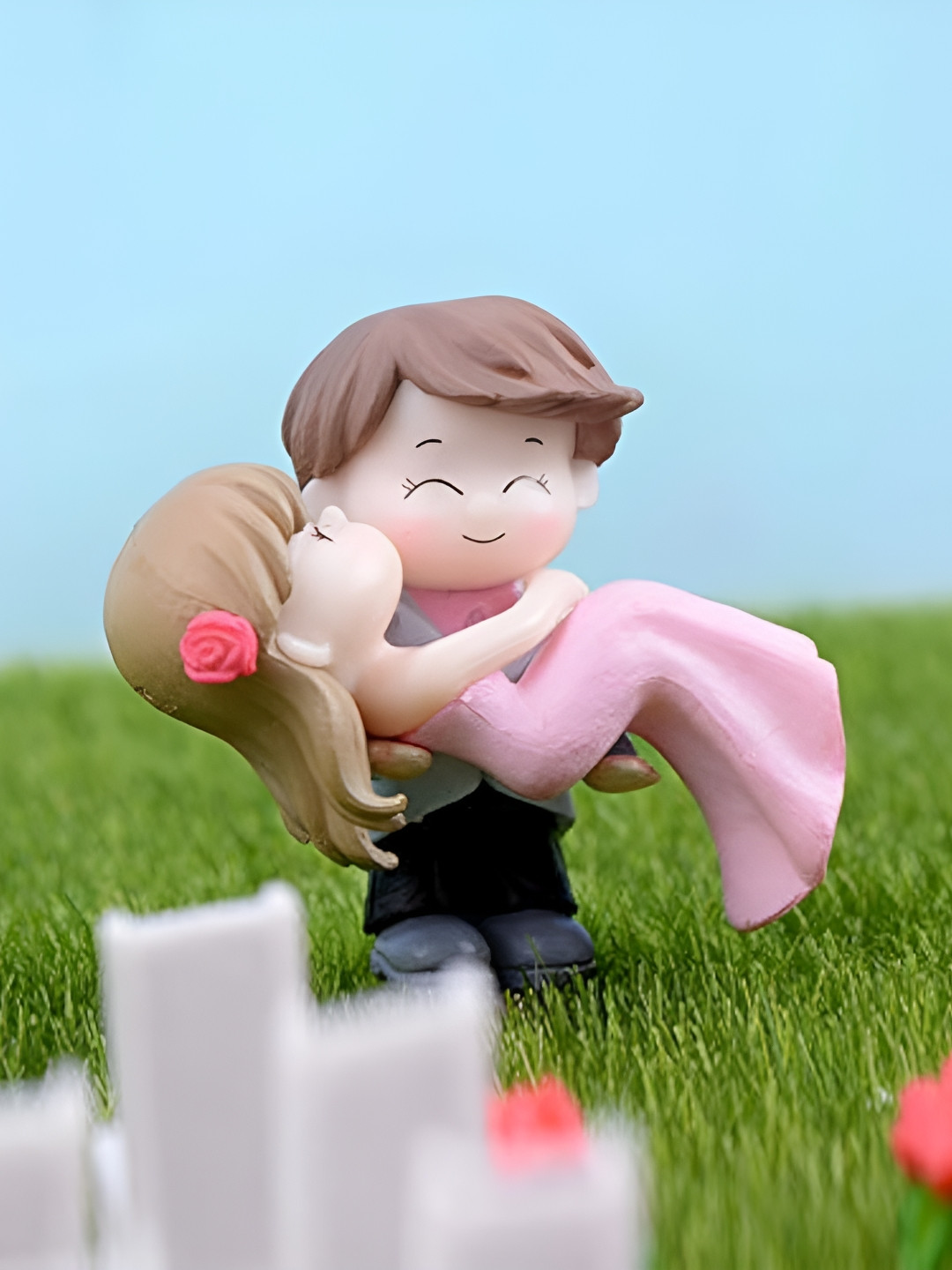 PICKARTME Couple Holding Cream Polyresin Matte Living Room Medium Showpiece -