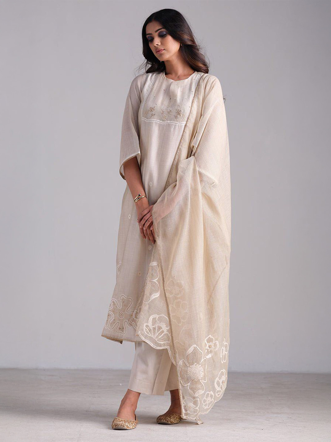 Ganga Woven Kurta And Contrast Chanderi Silk Dupatta With Hand Work Detailing