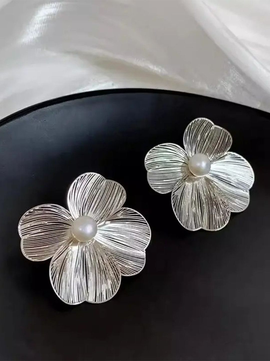 Estailo fashion Alloy Pearls Studded Floral Shaped Fresh As Daisy Studs