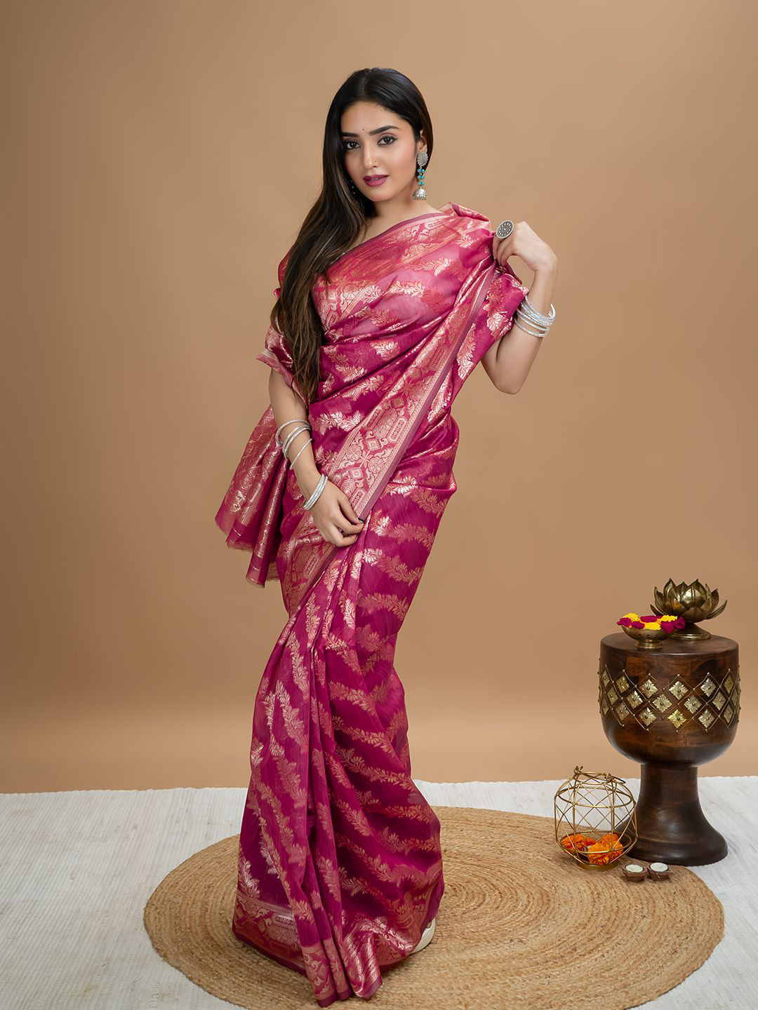 HELLA FASHIONS Ethnic Motifs Zari Linen Blend Saree
