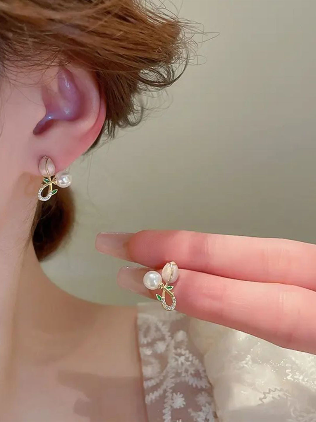 Estailo fashion Artificial Stones Studded & Pearls Beaded Floral Shaped Studs