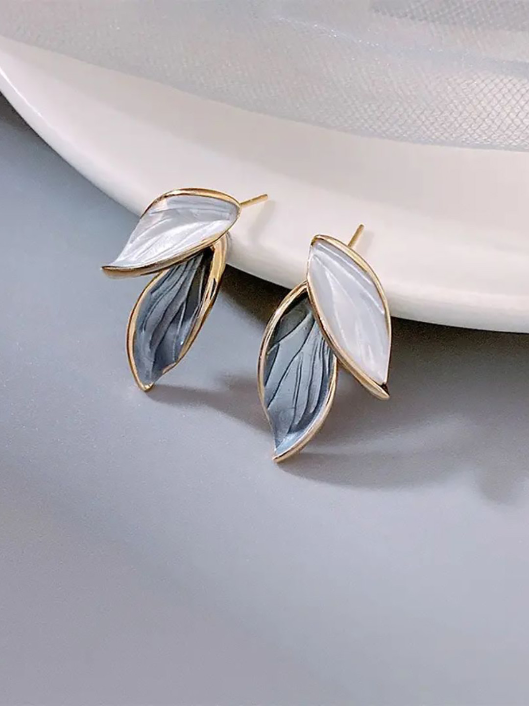Estailo fashion Give It A Whirl Leaf Shaped Studs
