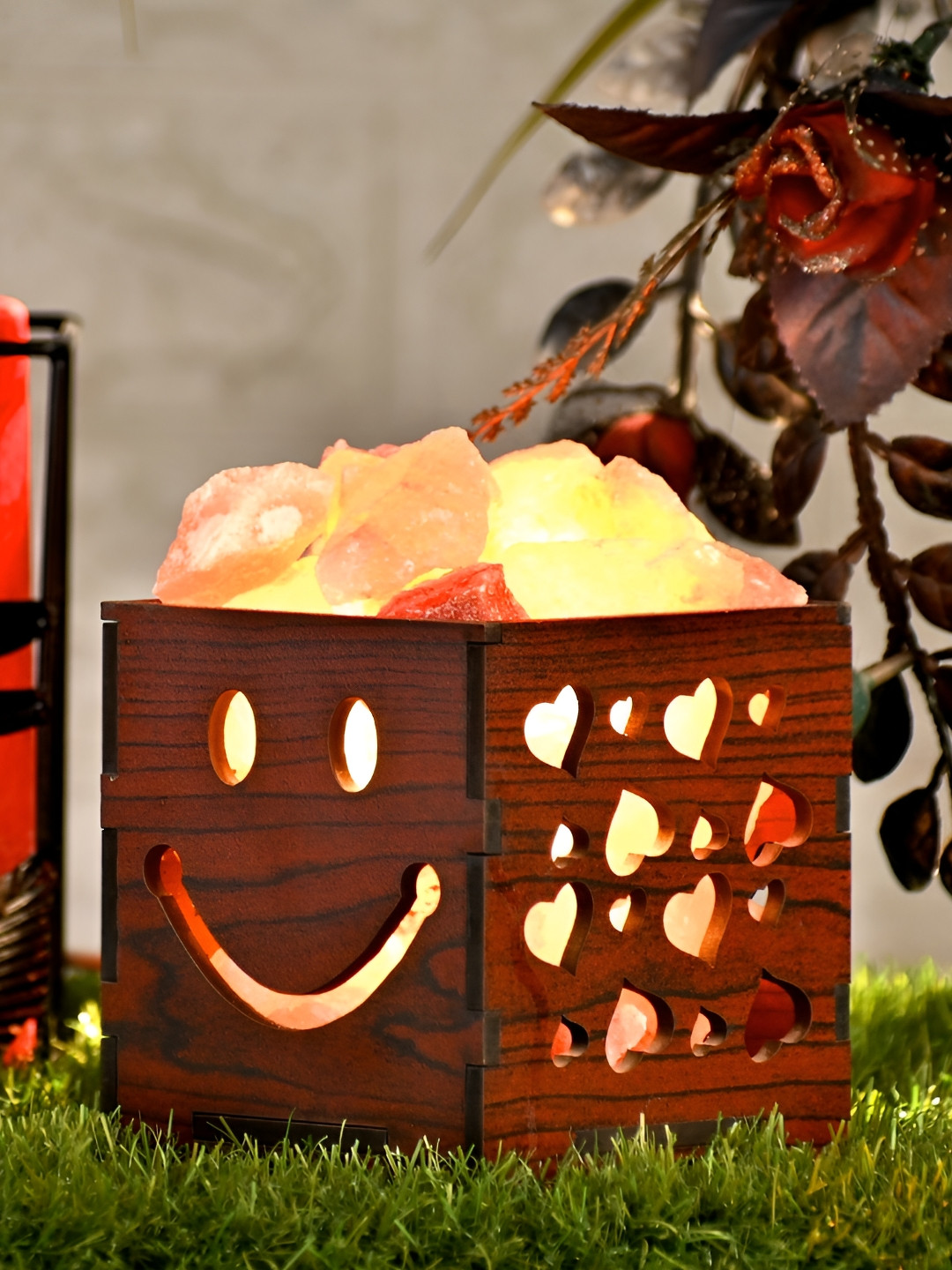 GLOBAL AROMA Brown Smiley Textured Wooden Contemporary Square Shaped Table Lamp With Bulb