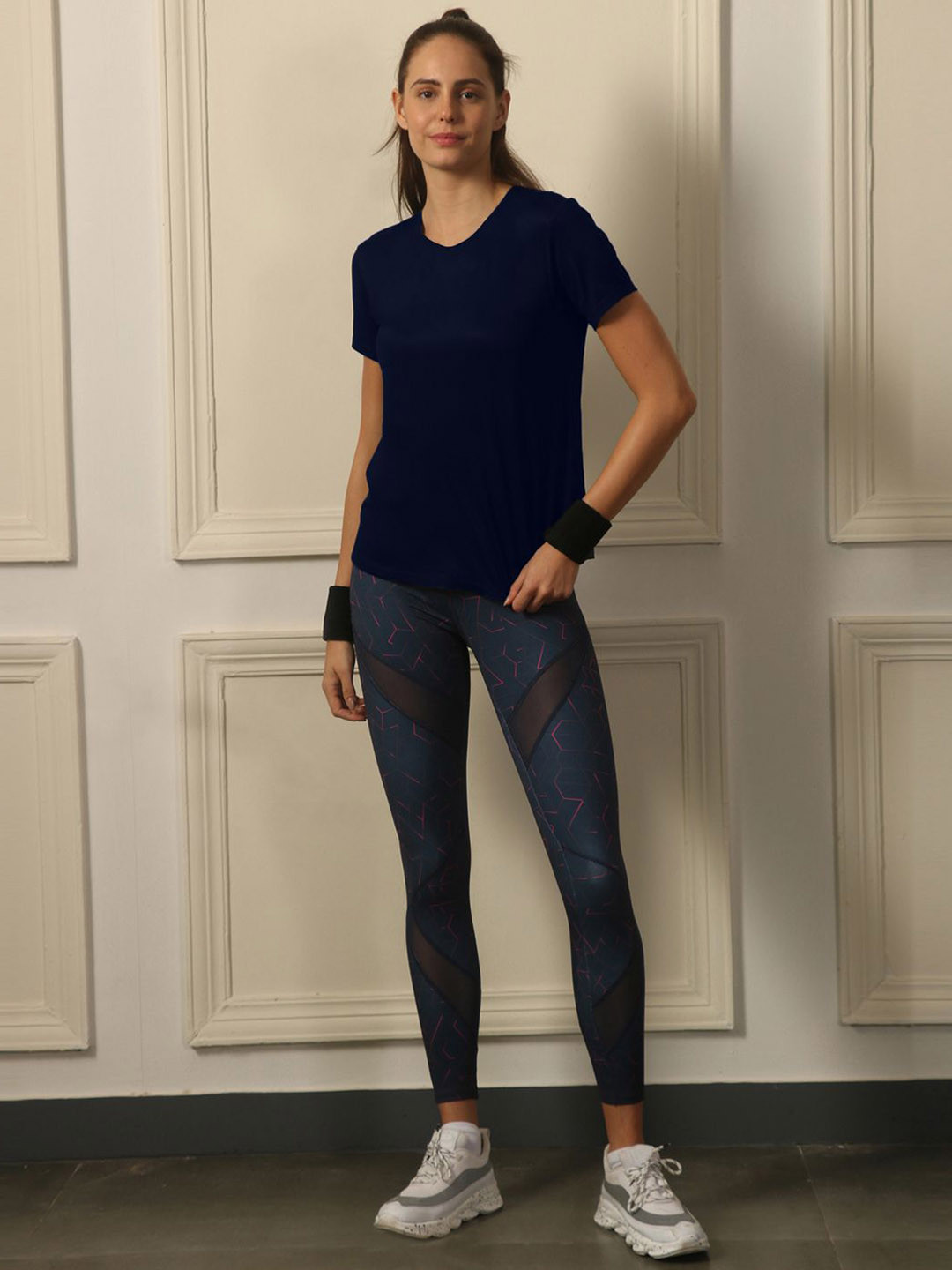 Soie Women Basic Traning T-Shirt With Ankle Length Leggings