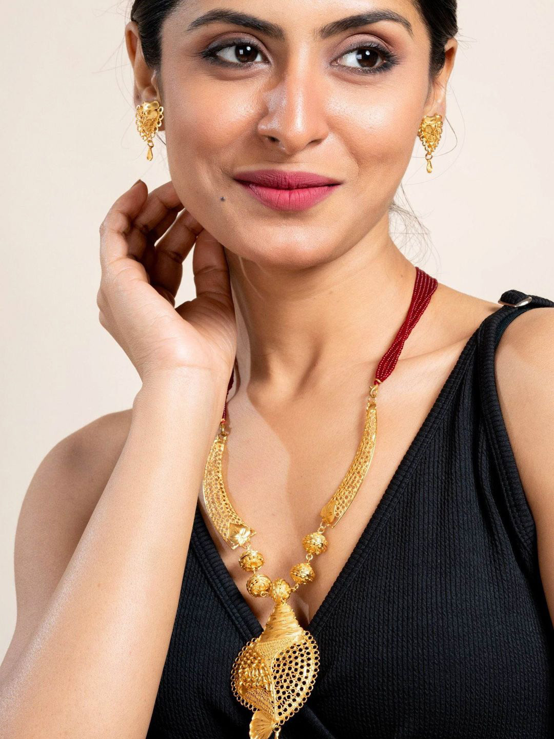 Look and Adorn Gold Plated Conch Design Necklace Set with Earrings