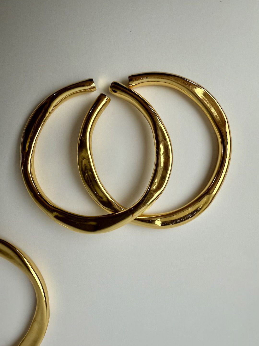 D MAK Set Of 2 Gold-Plated Hammered Bangle