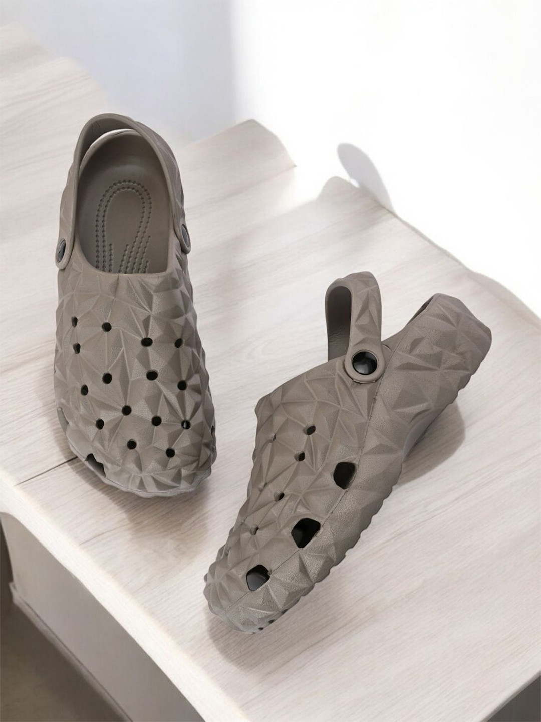 The Roadster Lifestyle Co Men Big Fox Diamond Cut Light Weight Vlog Flip Flops