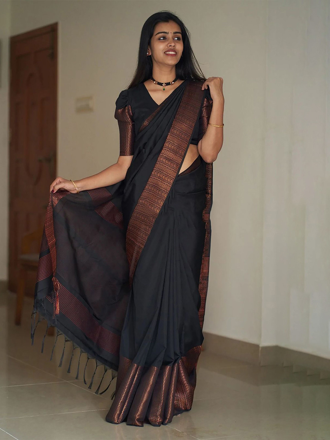 bigben textile Zari Banarasi Saree With Blouse