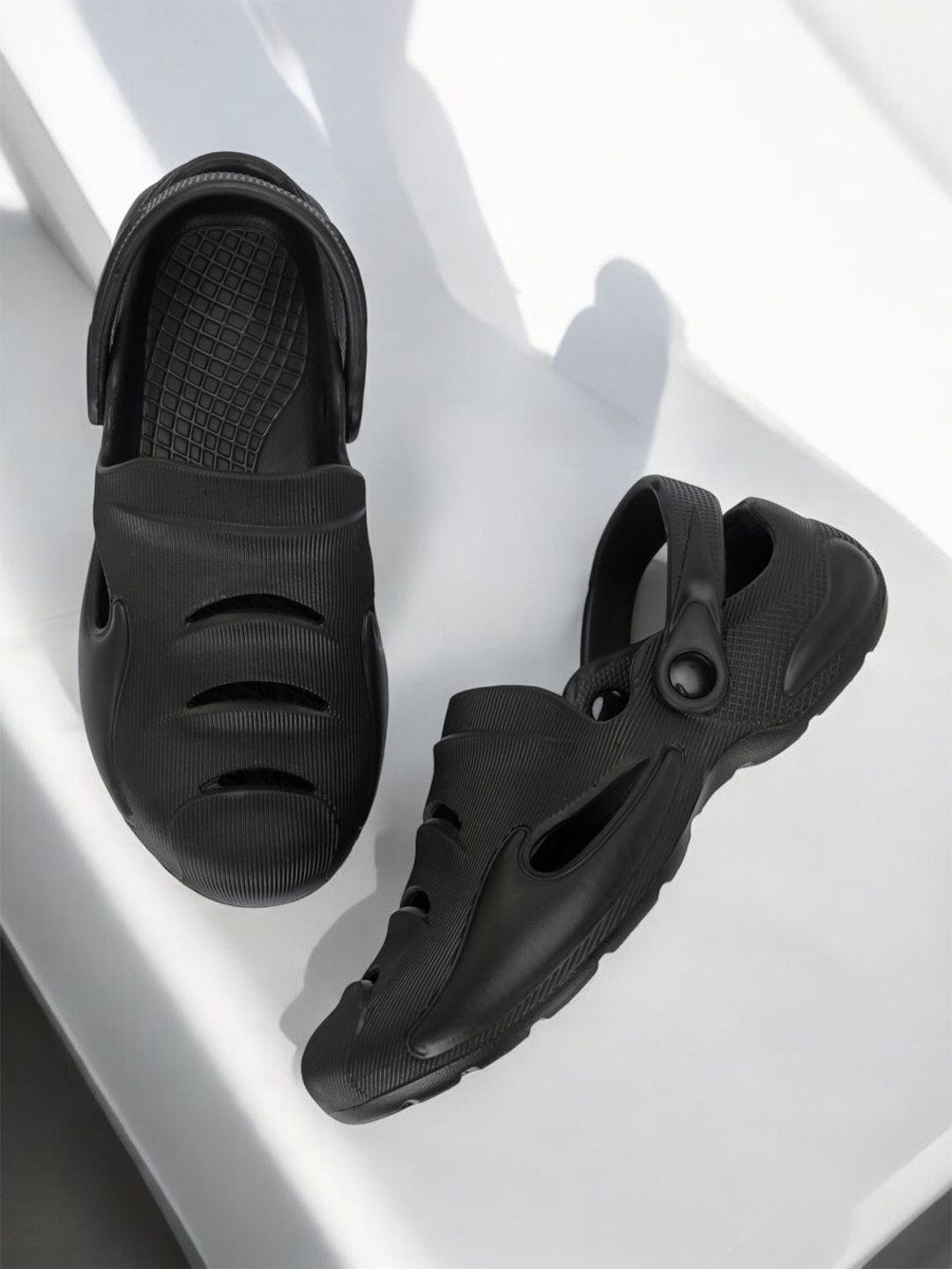 The Roadster Lifestyle Co Men Textured Lightweight Clogs