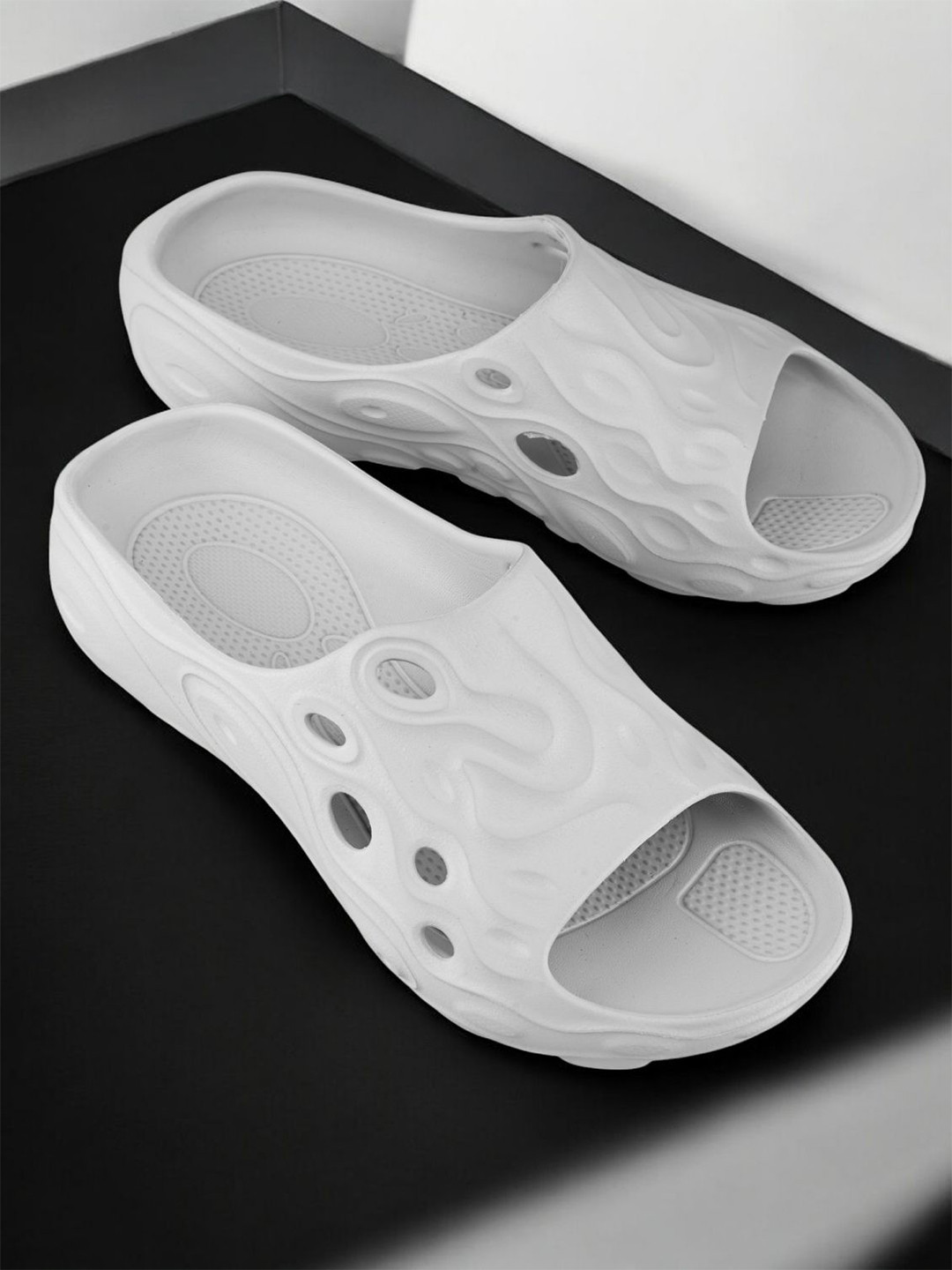 The Roadster Lifestyle Co Men Big Fox Light Sliders