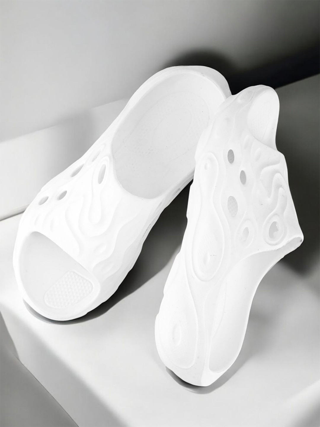 The Roadster Lifestyle Co Men Big Fox Light Sliders