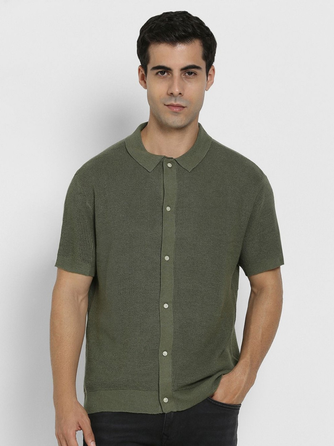 AMERICAN EAGLE OUTFITTERS Men Short Sleeve Spread Collar Shirt