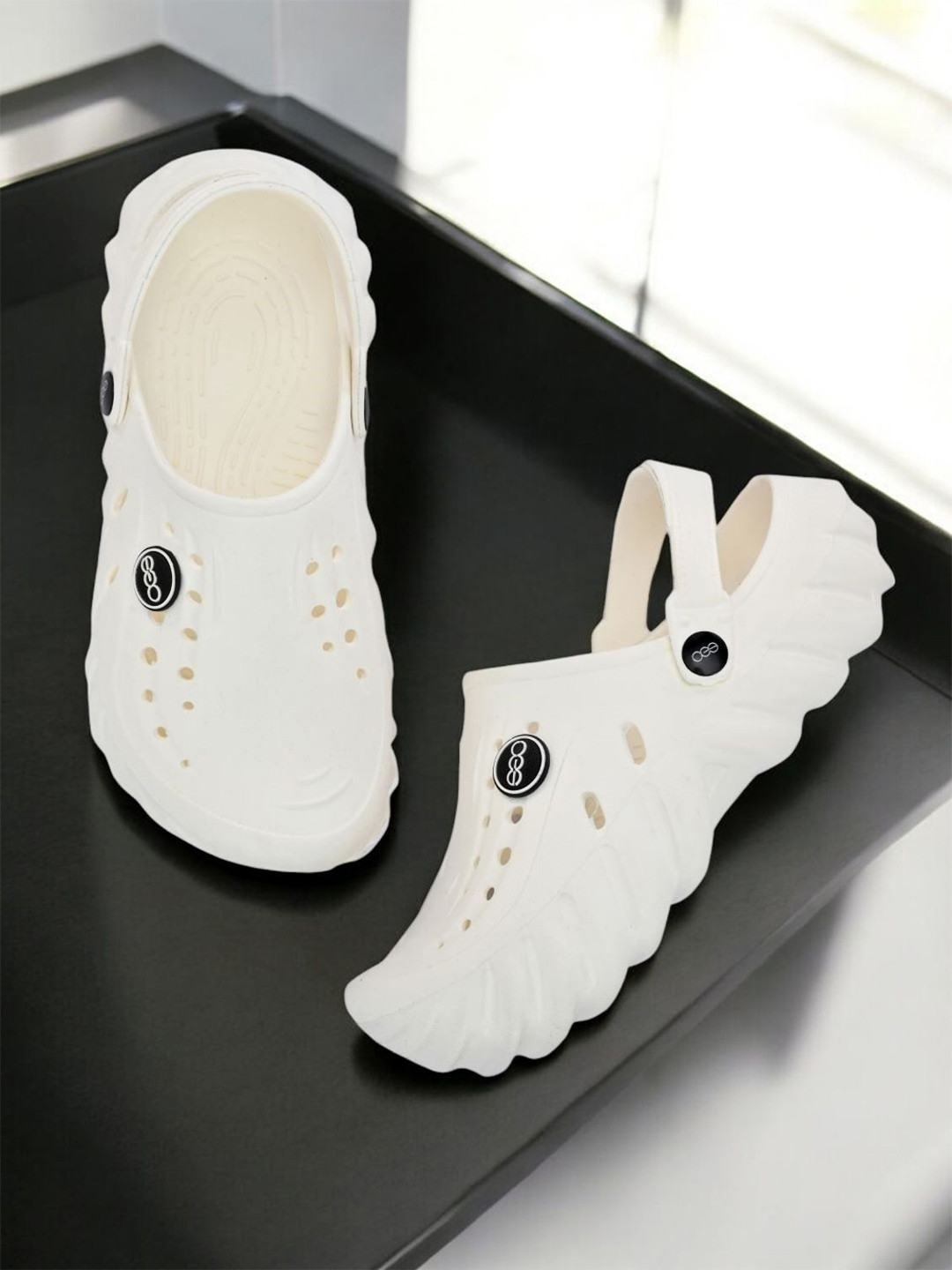 The Roadster Lifestyle Co Men Big Fox Gamblers Light Weight Clogs