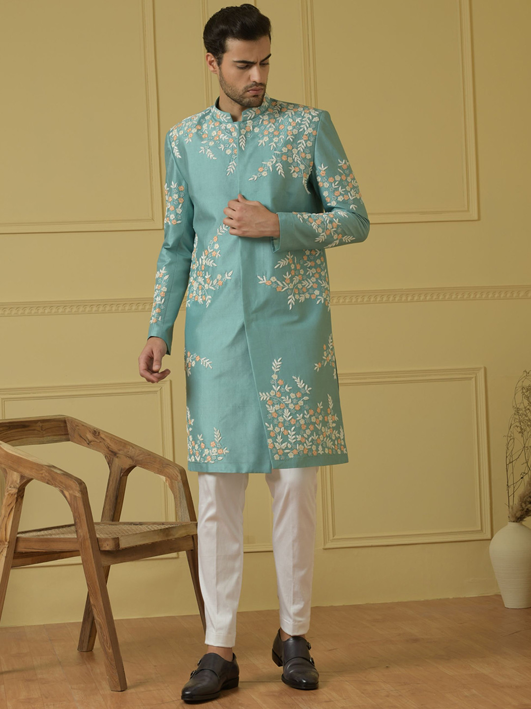 HILO DESIGN Embroidery Sherwani Set