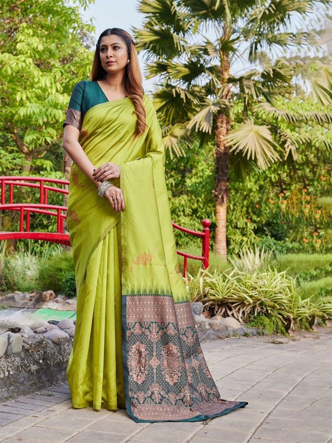 ZILVIRA Ethnic Motifs Zari Silk Blend Kanjeevaram Saree