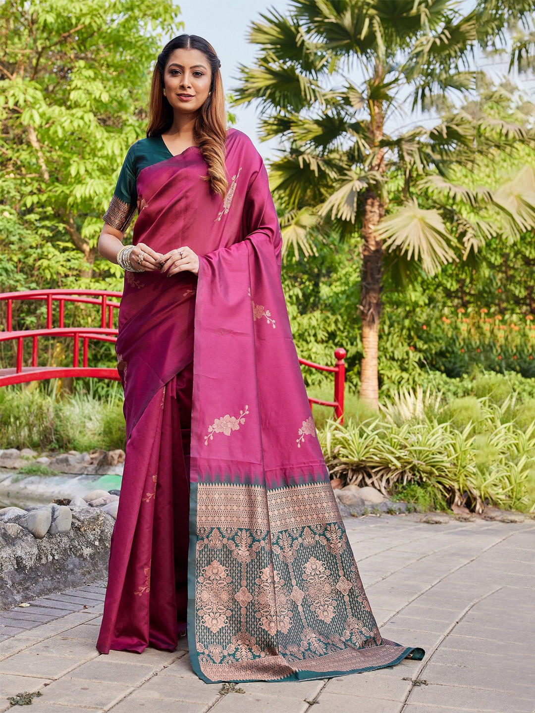 ZILVIRA Ethnic Motifs Zari Silk Blend Kanjeevaram Saree