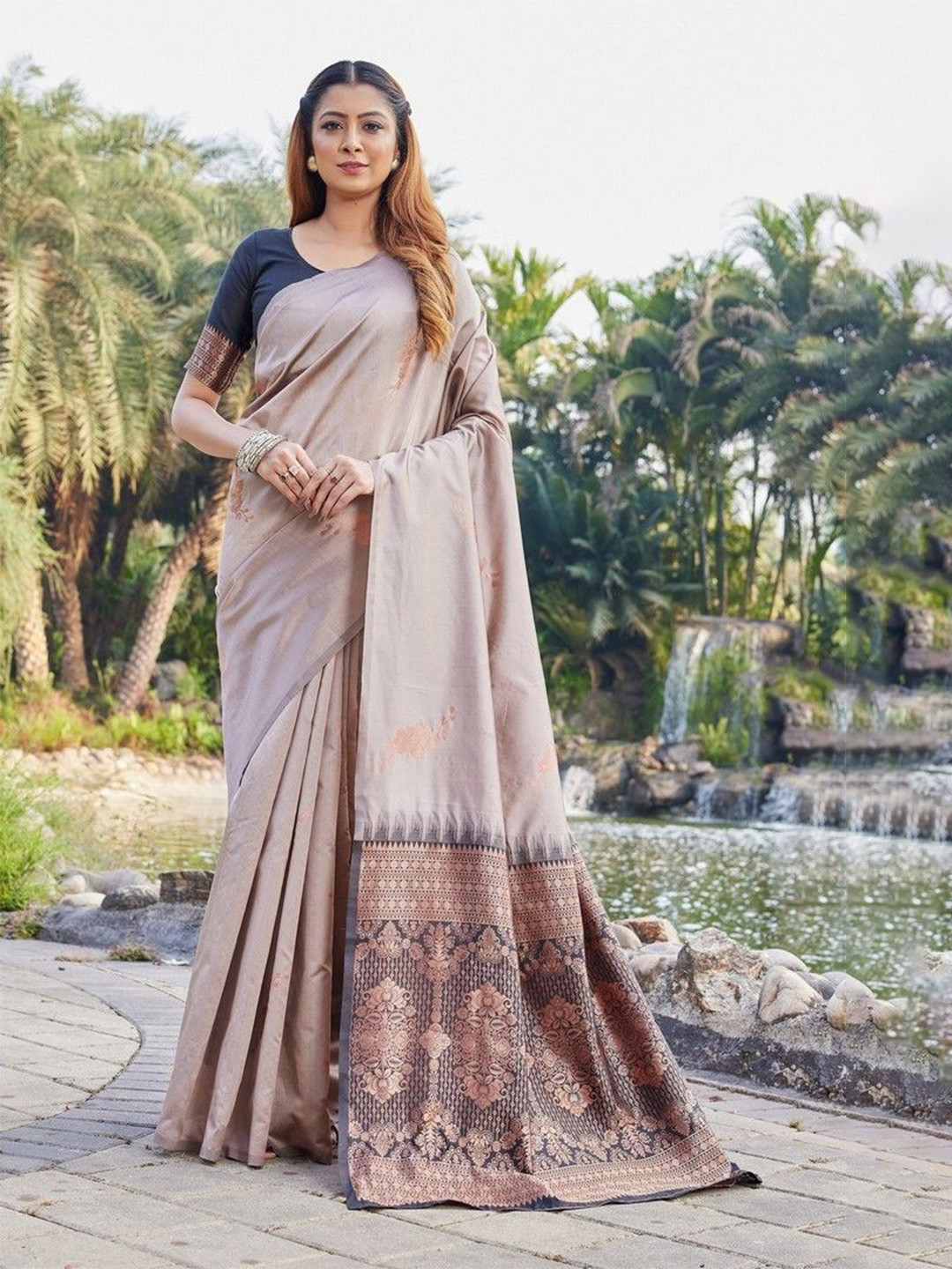 ZILVIRA Ethnic Motifs Zari Silk Blend Kanjeevaram Saree