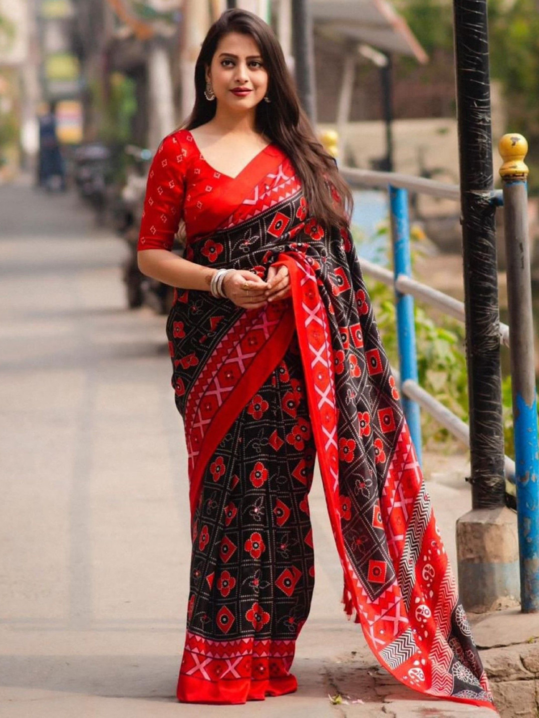 DIVASTRI Geometric Printed Mirror Work Kashmiri Silk Celebrity Saree & Unstitched Blouse