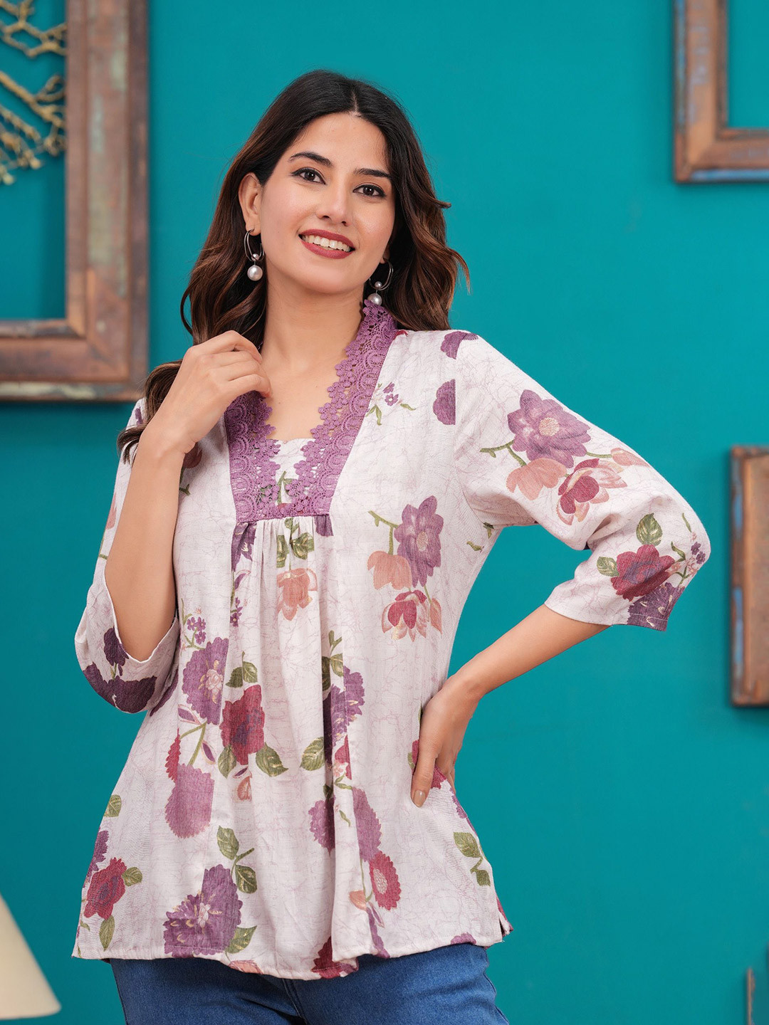 GULABI LEAF Women Floral Print V-Neck Top