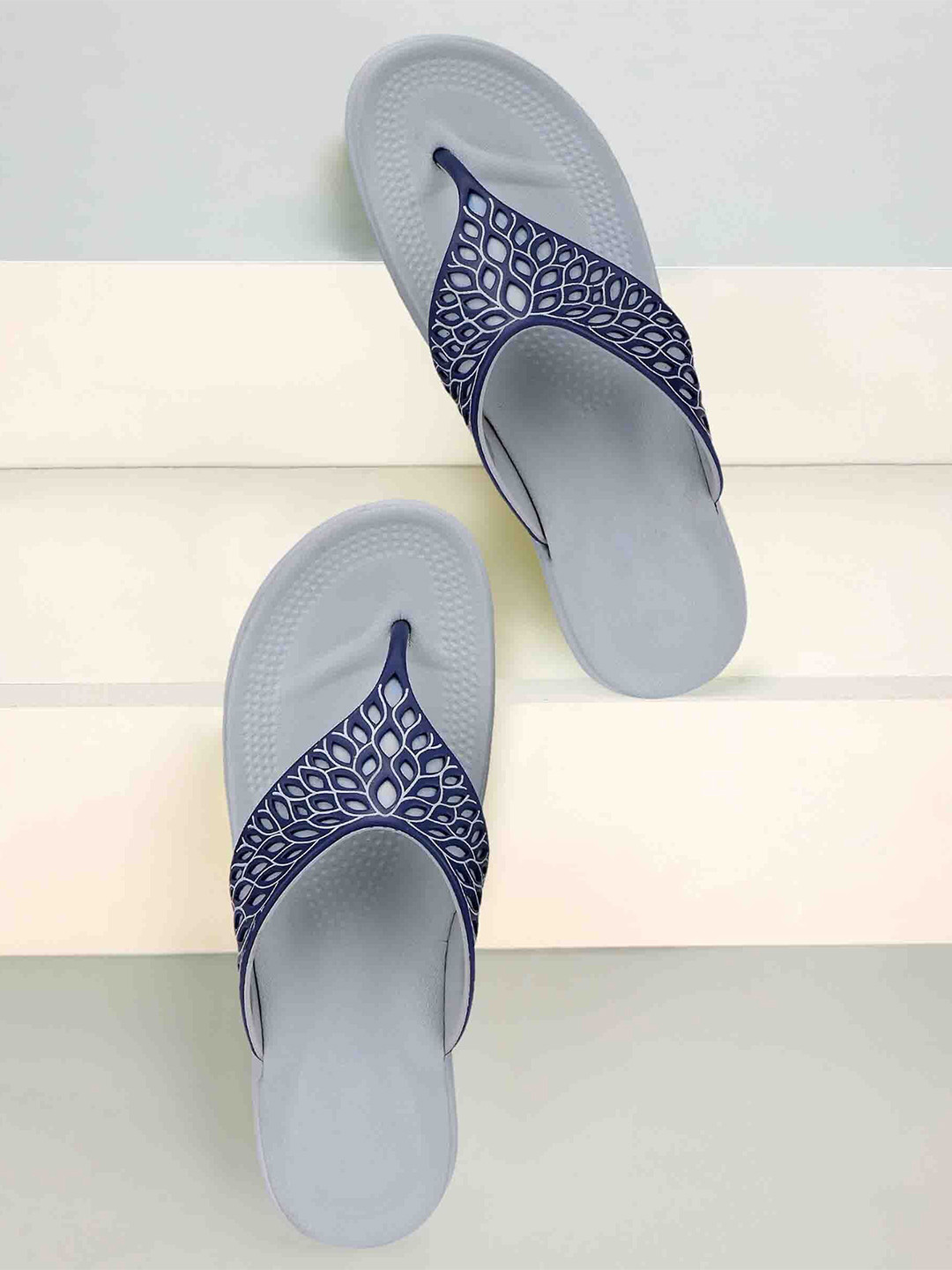 PENNEN Women Textured Lightweight Thong Flip-Flops