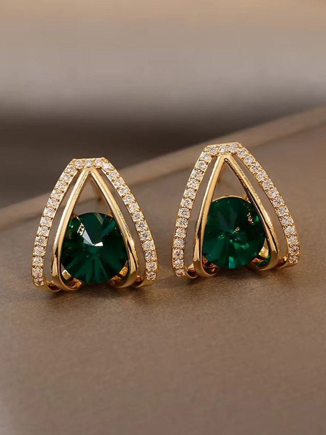 ISHKAARA Women Emerald Crystal Contemporary Studs Earrings