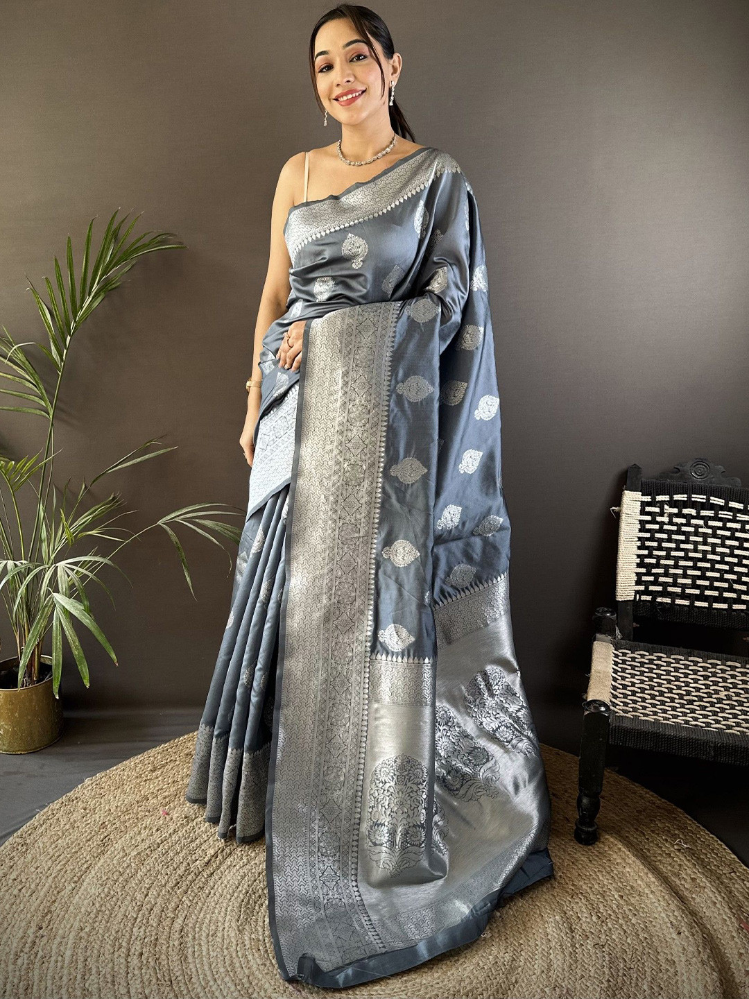 DIVASTRI Woven Design Zari Designer Banarasi Silk Saree With Unstitched Blouse Piece