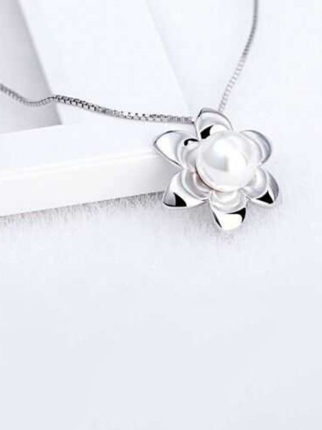 Bling Queen Silver-Plated Pearls Flower Pendant