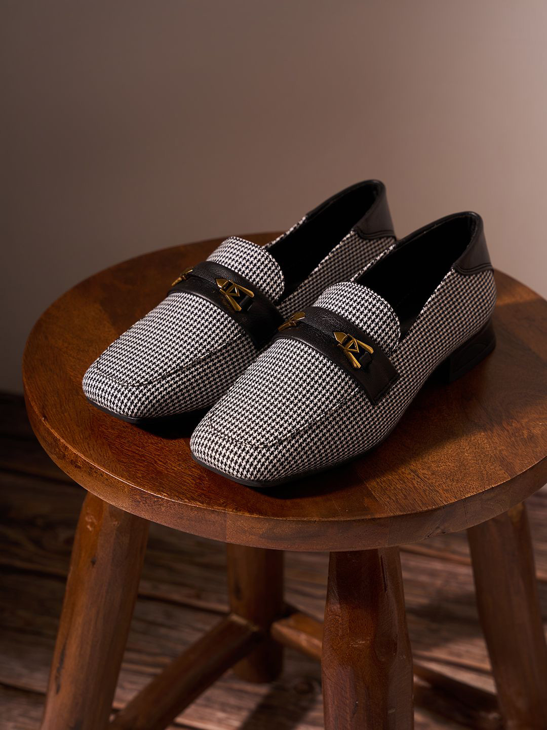 ID Women Striped Slip-On Sneakers Casual Shoes With Buckles