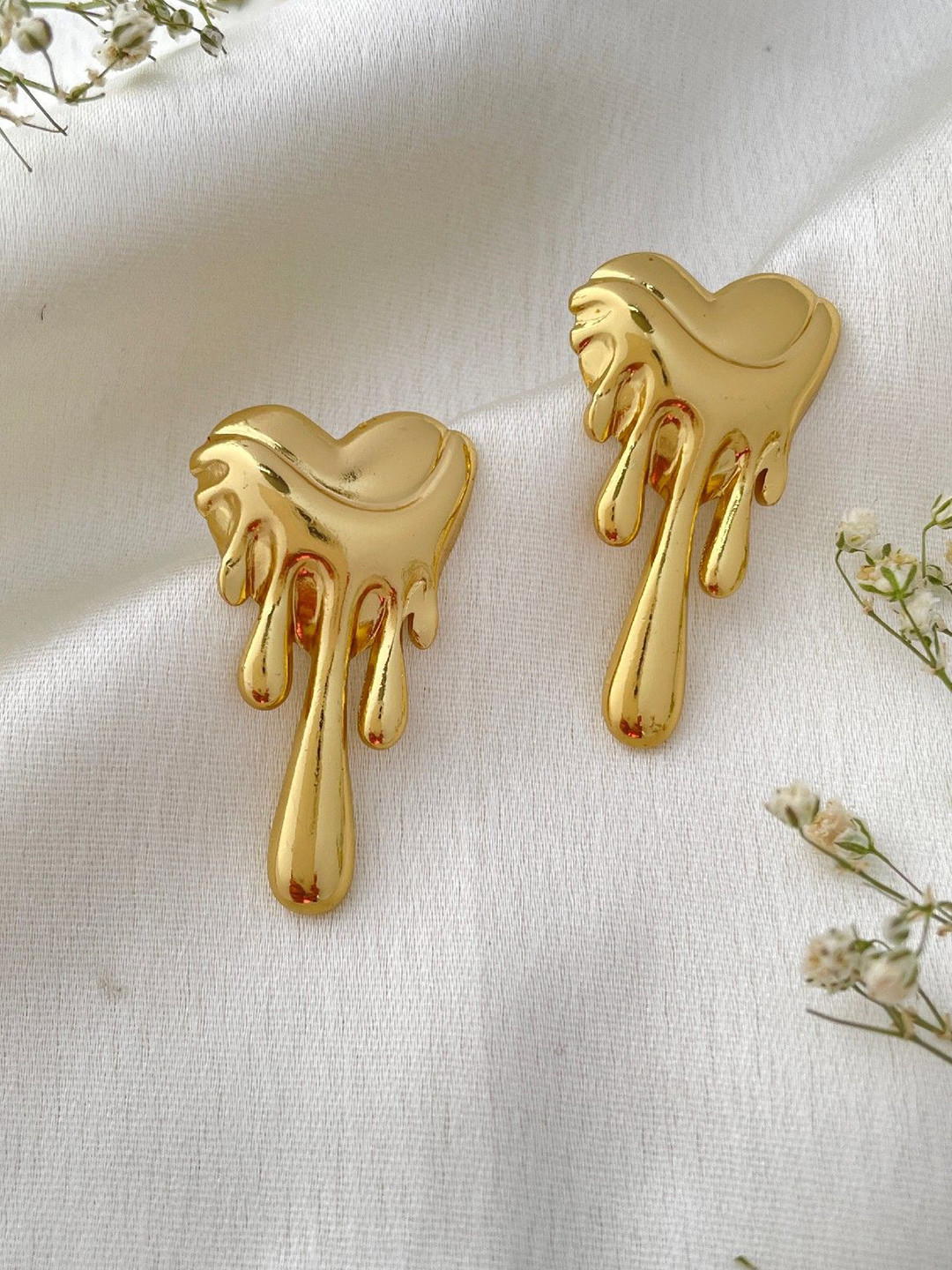 ISHKAARA Women Gold Heart Drip Contemporary Studs Earrings