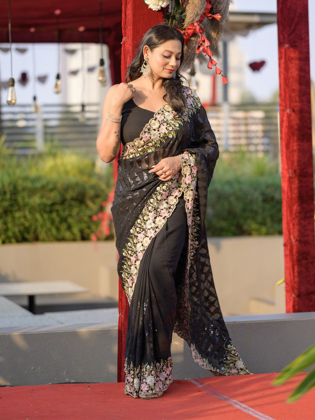 DIVASTRI Sequenced Embroidered Saree With Blouse Piece